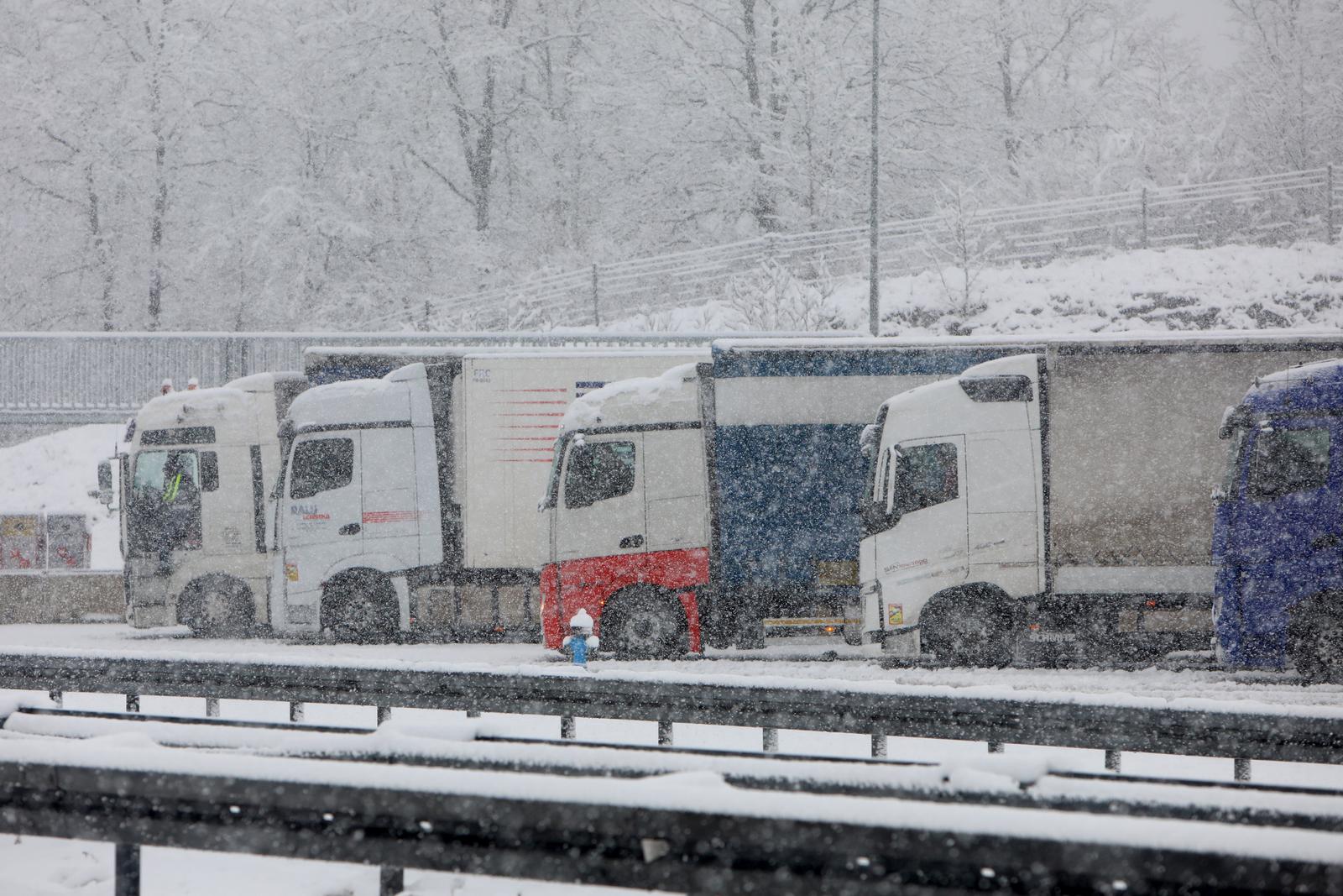 19.01.2024., Bosiljevo - Na dionici autoceste A1 od Bosiljeva do Otocca vozi se otezano zbog snijega i lose vidljivosti, a zimske sluzbe pokusavaju popraviti uvjete.    Photo: Kristina Stedul Fabac/PIXSELL