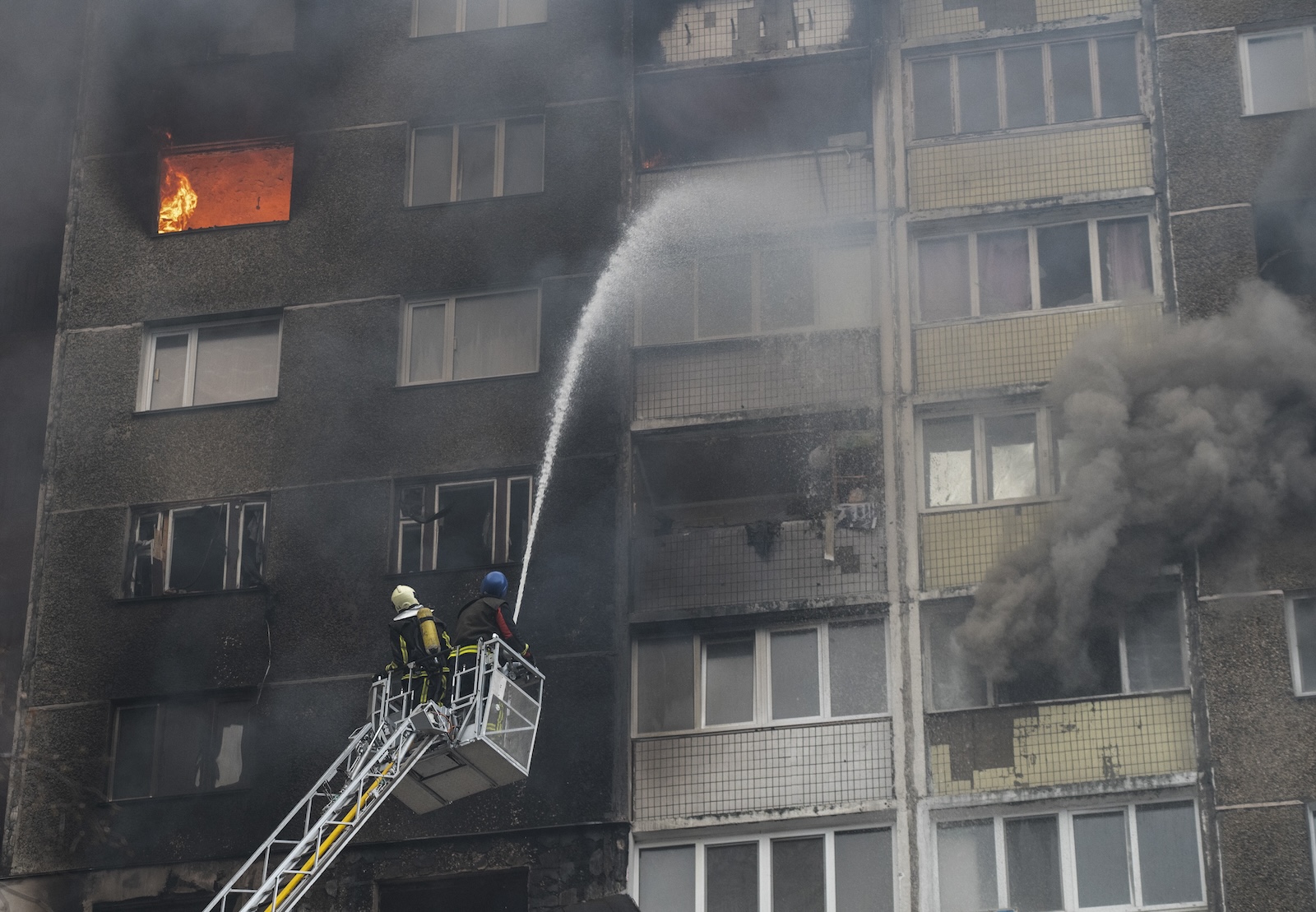 epa11134089 Firefighters work to extinguish a fire at the site of a building damaged by falling debris of a Russian missile following a morning missile strike in Kyiv (Kiev), Ukraine, 07 February 2024, amid the Russian invasion. At least four people were killed and 19 others injured after a Russian shelling hit the Ukrainian capital Kyiv, the State Emergency Service of Ukraine said.  EPA/DANYLO ANTONIUK