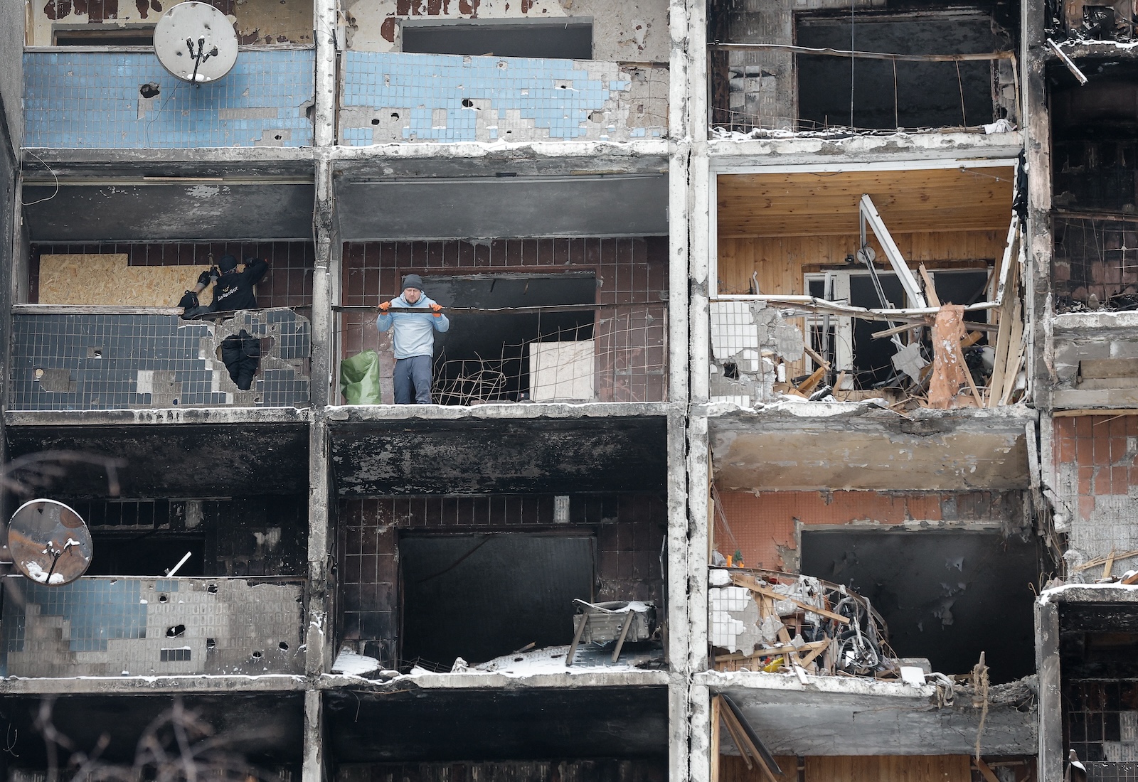 epa11139494 Communal workers and volunteers work in a damaged building two days after a Russian missile strike in Kyiv, Ukraine, 09 February 2024, amid the Russian invasion. At least four people were killed and 38 others were injured after a Russian shelling hit the Ukrainian capital Kyiv on 07 February, the Kyiv City Military Administration said.  EPA/SERGEY DOLZHENKO