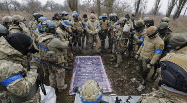 epa11161432 Ukrainian civilians attend a military training near Kyiv, Ukraine, 17 February 2024. The training of Ukrainians is carried out by instructors of the Ukrainian Volunteer Army (UDA), who have real combat experience and prepare civilians to defend their country. The Ukrainian Volunteer Army (UDA) is a volunteer military formation established in December 2015 by the former leader of the Right Sector Dmytro Yarosh. After the Russian full-scale invasion, Dmitry Yarosh announced the deployment of all available battalions to the frontline. More than two thousand civilians were trained by UDA fighters on a voluntary basis as organizers told. Russian troops entered Ukrainian territory on 24 February 2022, starting a conflict that has provoked destruction and a humanitarian crisis.  EPA/SERGEY DOLZHENKO 44041