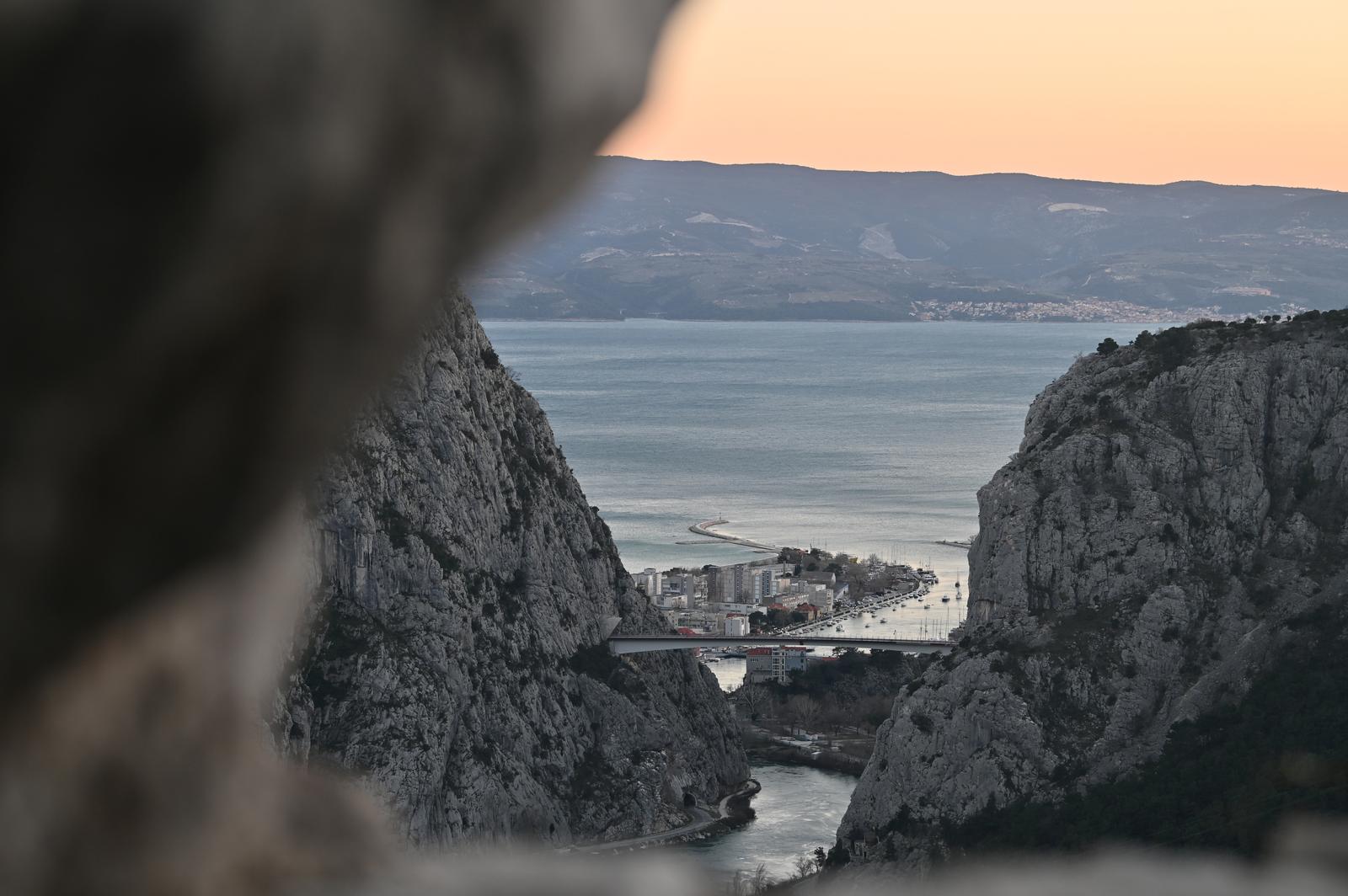 16.03.2023. Omis -

Suton u kanjonu omiskog mosta. Photo: Matko Begovic/PIXSELL