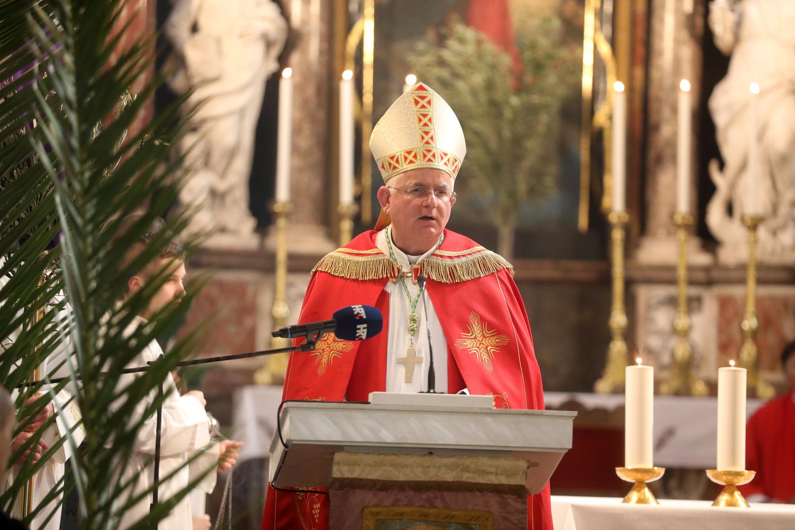 24.03.2024., Rijeka - Rijecki nadbiskup Mate Uzinic predvodi obred blagoslova maslinovih grancica u crkvi Marijina Uznesenja, nakon cega je procesija vjernika i svecenika dosla u katedralu Svetog Vida gdje je odrzana misa. Photo: Goran Kovacic/PIXSELL