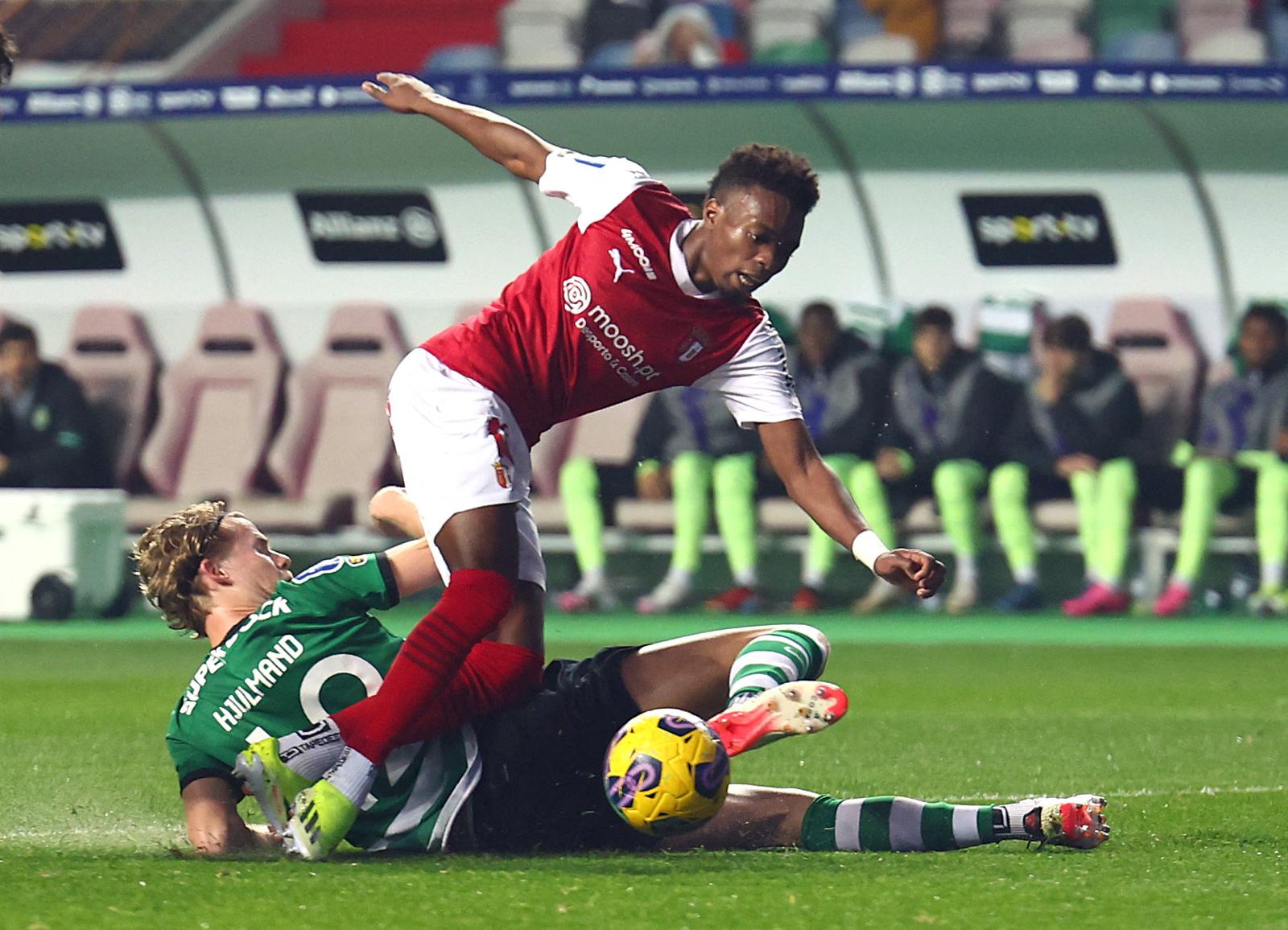 Soccer Football - Taca da Liga - Semi Final - Sporting Braga v Sporting Lisbon - Municipal Stadium of Leiria – Dr. Magalhaes Pessoa, Leira, Portugal - January 23, 2024 Sporting CP's Morten Hjulmand in action with S.C. Braga's Alvaro Djalo REUTERS/Pedro Nunes Photo: PEDRO NUNES/REUTERS