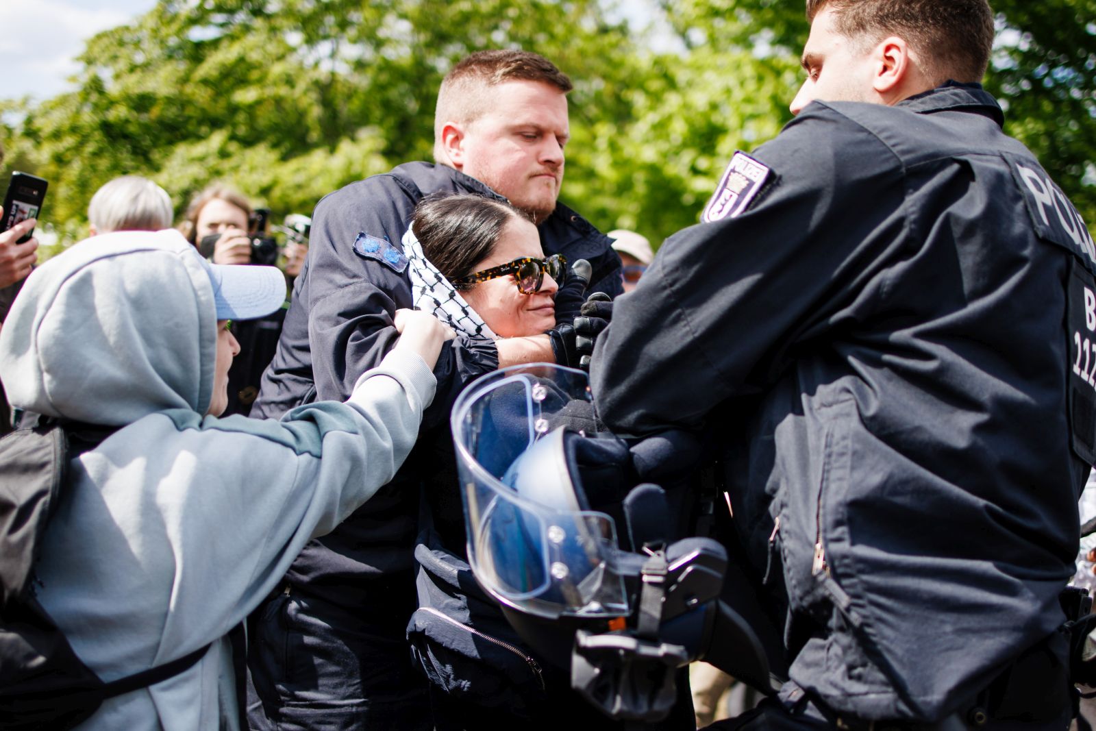 epa11302585 Police officers detain a protester, as they try to dismantle a pro-Palestine protest camp in Berlin, Germany, 26 April 2024. A pro-Palestine protest camp set up at the Berlin Chancellery was closed and deconstructed by Berlin Police after repeated criminal offenses and violations of the restrictions, Berlin Police said.  EPA/CLEMENS BILAN