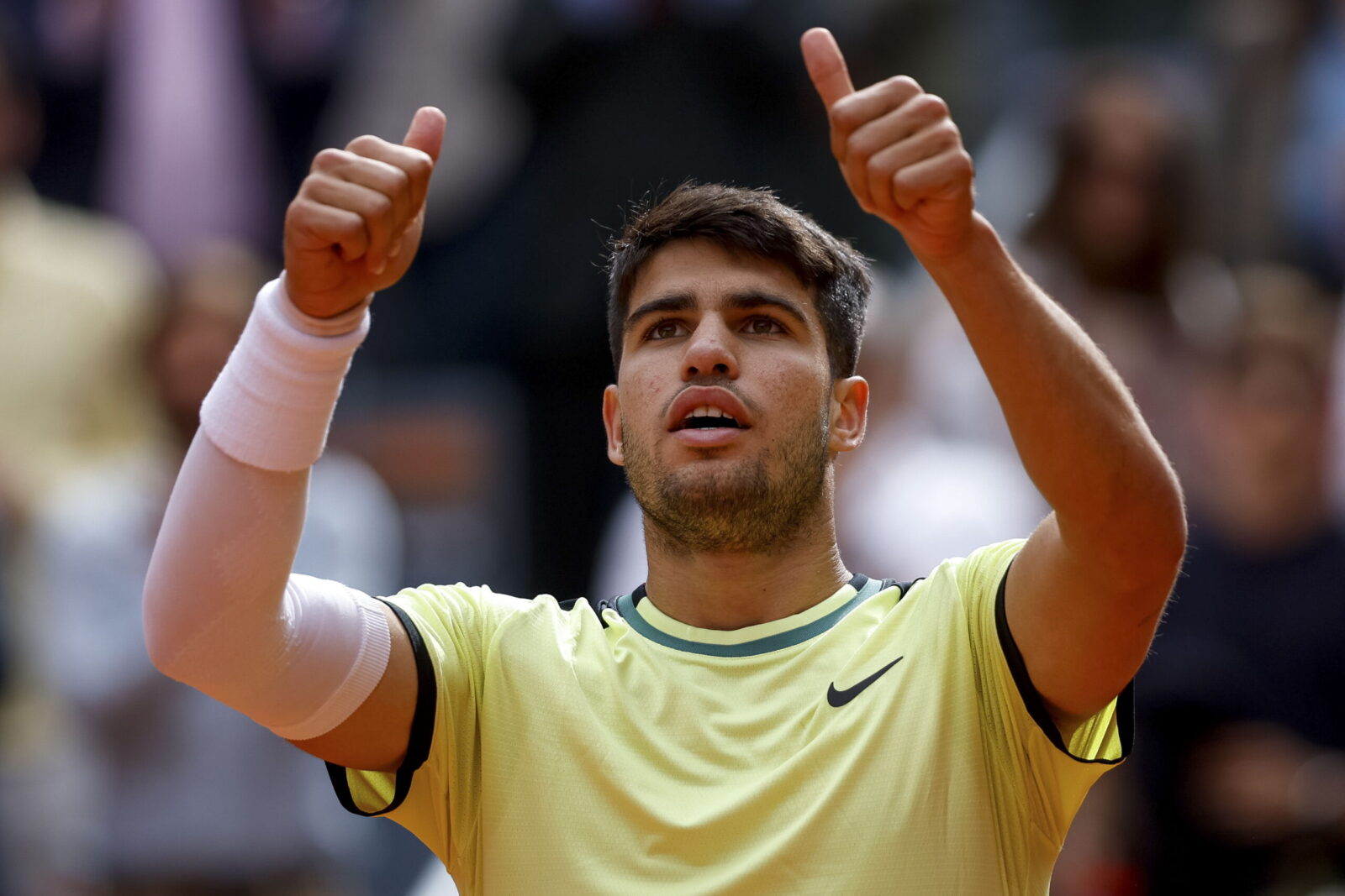 epa11306982 Carlos Alcaraz of Spain celebrates victory against Thiago Seyboth of Brazil following their second round tennis match of the Madrid Open tennis tournament, Madrid, Spain, 28 April 2024.  EPA/DANIEL GONZALEZ