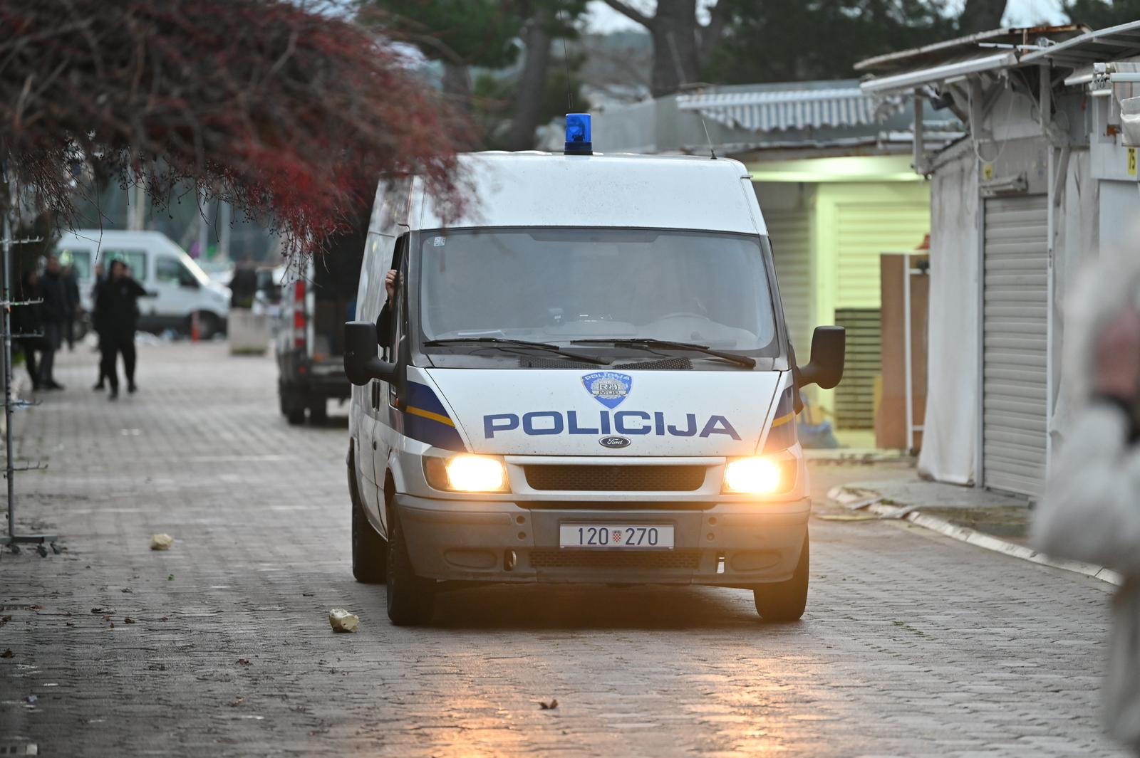 01.05.2023., Makarska - Policija i specijalci ogradili Peskeru, krece uklanjanje kioska sa setnice, neki obrtnici u strahu od visokih kazni kioske uklanjaju sami. Photo: Matko Begovic/PIXSELL