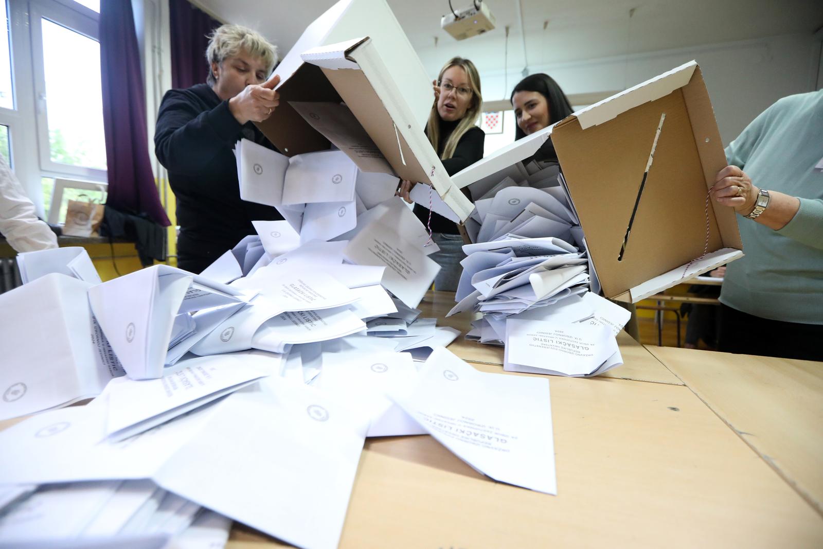 17.04.2024., Sibenik - Otvaranje birackih kutija na birackom mjestu.  Photo: Dusko Jaramaz/PIXSELL