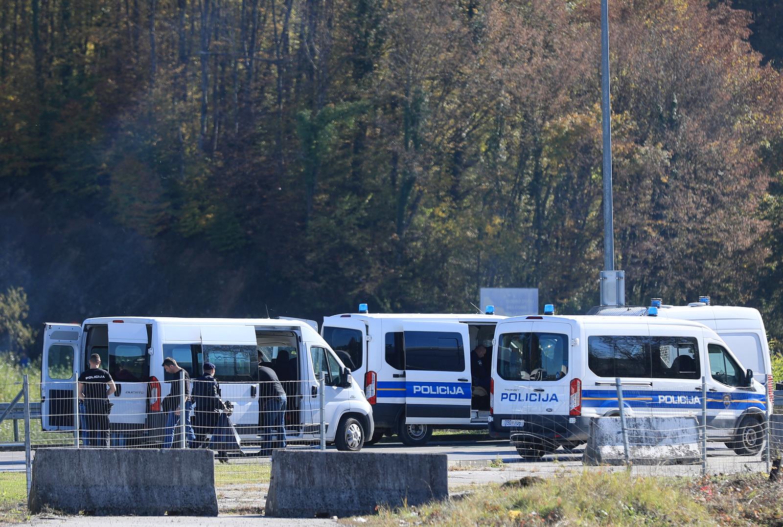 24.10.2018., GP Maljevac - Migranti koji se nalaze u BiH probili su kordon i krenuli prema Hrvatskoj. Photo: Slavko Midzor/PIXSELL