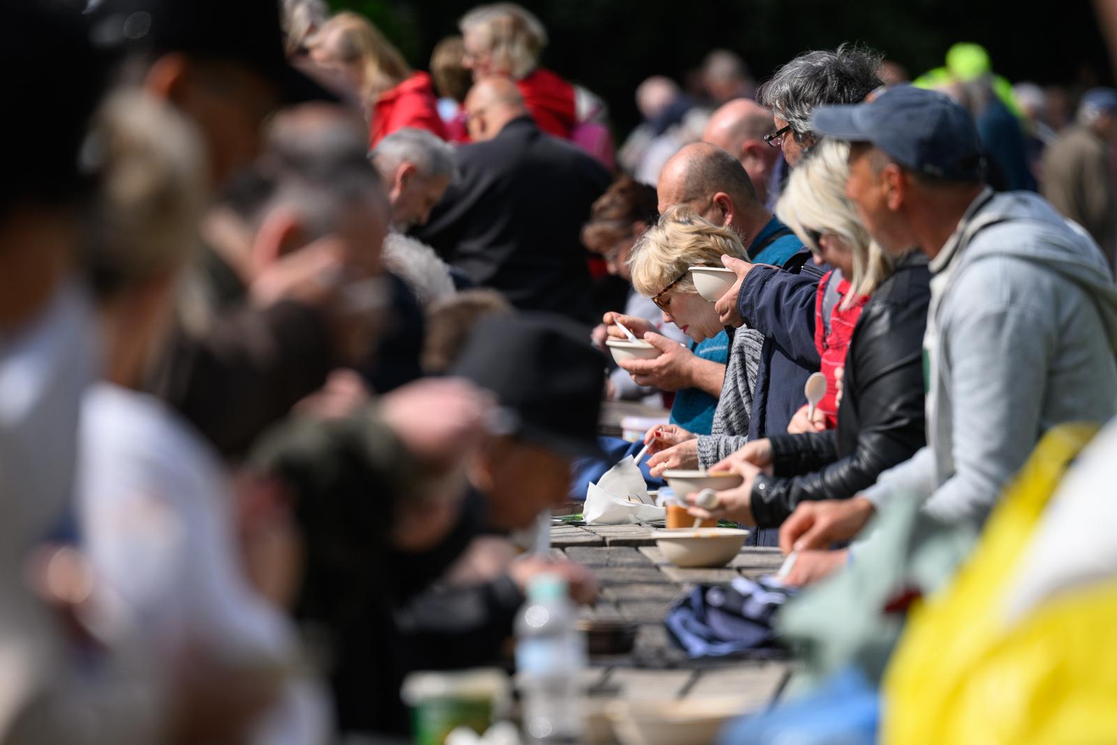 01.05.2023., Zagreb - U zagrebackom parku Maksimir odrzana je centralna proslava medjunarodnog praznika rada. Gradjanima je ove godine podijeljeno 30.000 porcija graha i 20.000 porcija strukli.
 Photo: Davor Puklavec/PIXSELL