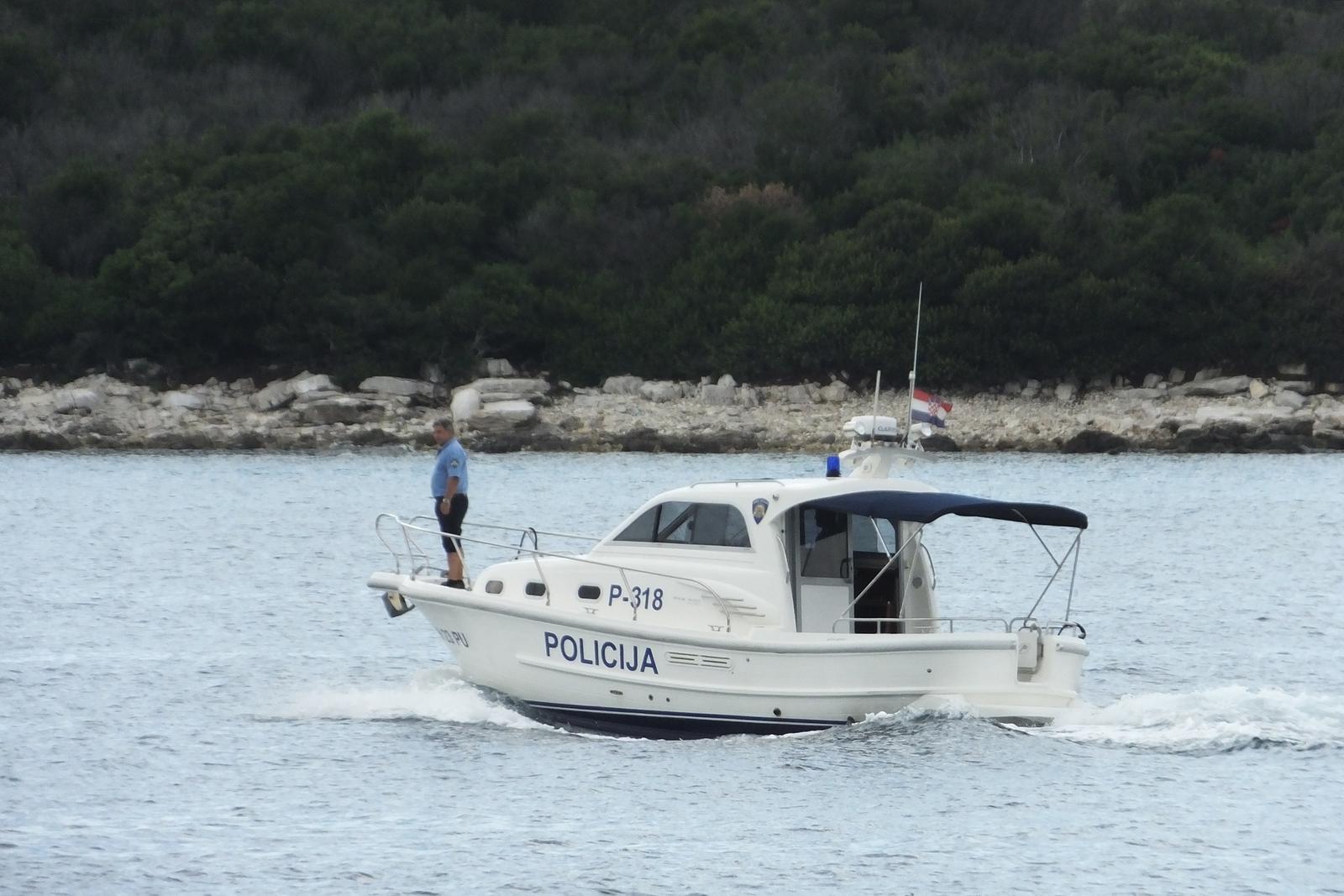 20.08.2014., Puntizela - Oko 11.30 sati na Puntizeli je gliser koji je plovio pod talijanskom zastavom naletio na njemacku drzavljanku dok je ronila. Stradala je od teskih ozljeda i amputacija dijelova tijela. Djelatnici pulske Kapetanije i sluzbenici Pomorske policije Pula provode istragu. rPhoto: Dusko Marusic/PIXSELL