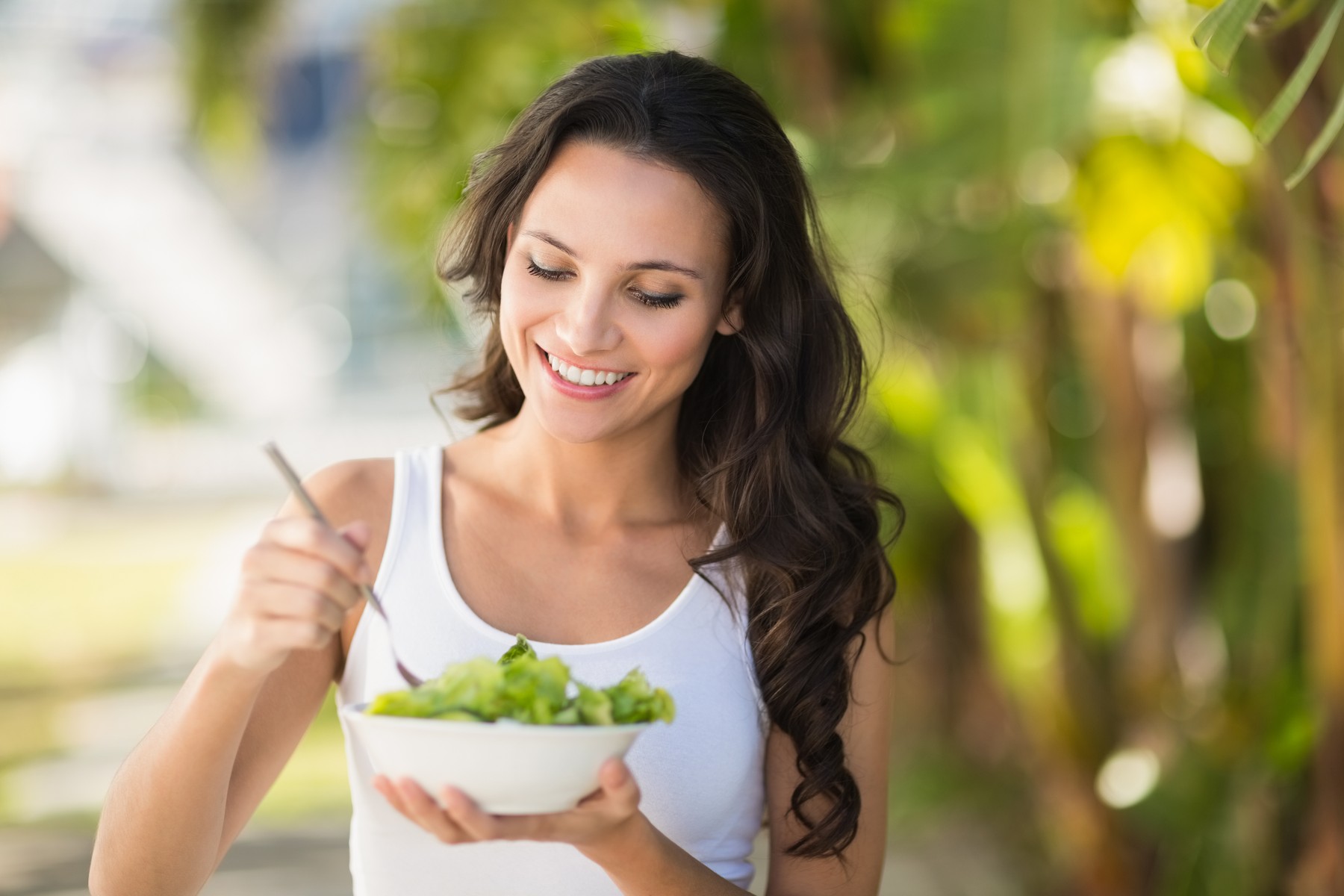 Pretty brunette eating bowl of salad on a sunny day,Image: 217790648, License: Royalty-free, Restrictions: , Model Release: yes, Credit line: - / Wavebreak / Profimedia