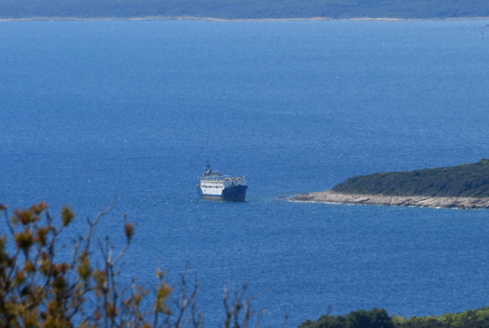 17.04.2024., Tunarica - Na ulazu u luku Rasa, nasukao se brod, koji plovi pod tanzanijskom zastavom. Nema ozlijedjenih, niti oneciscenja mora. Photo: Sasa Miljevic / PIXSELL/PIXSELL