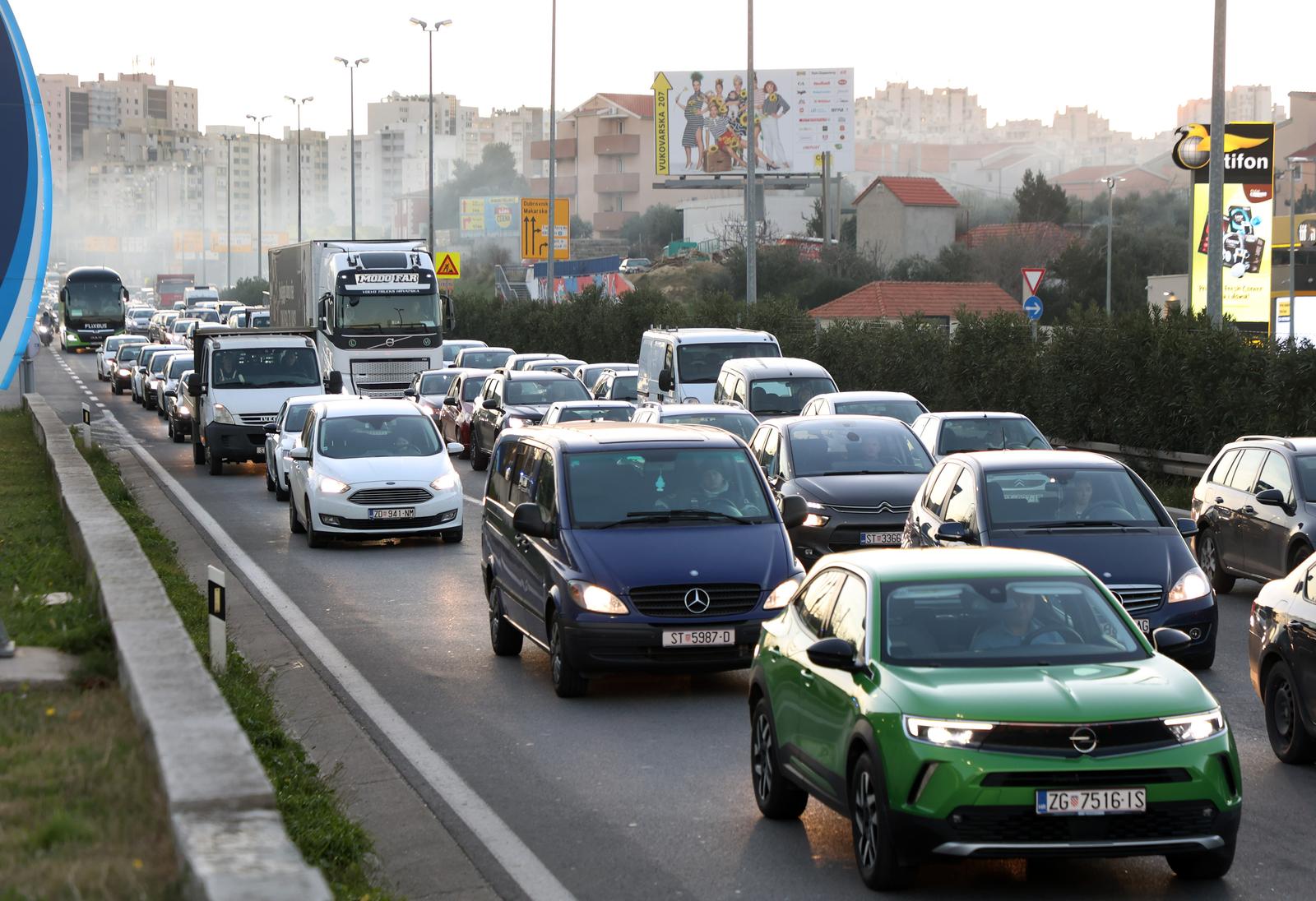 18.12.2023., Split- Prometna nesreca na predjelu Smokovik, prije nadvoznjaka prema Solinu. Auto na boku, stvara se velika guzva na izlazu iz Splita Photo: Ivana Ivanovic/PIXSELL