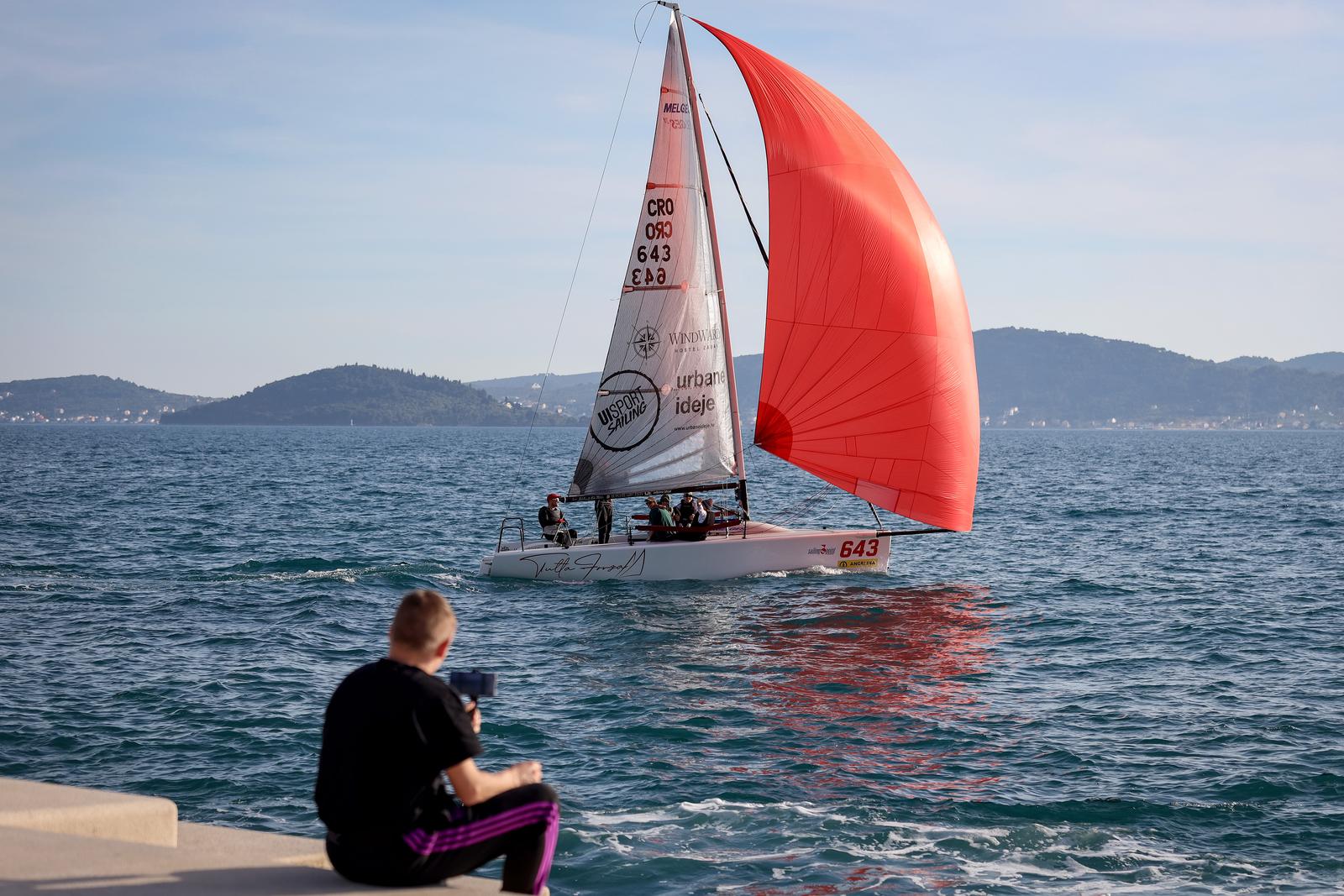 08.04.2024., Zadar - Suncano i toplo vrijeme Zadrani i njihovi turisti iskoristili su za setnju po gradu. Neki su uzivali u suncu a neki su se i okupali Photo: Sime Zelic/PIXSELL