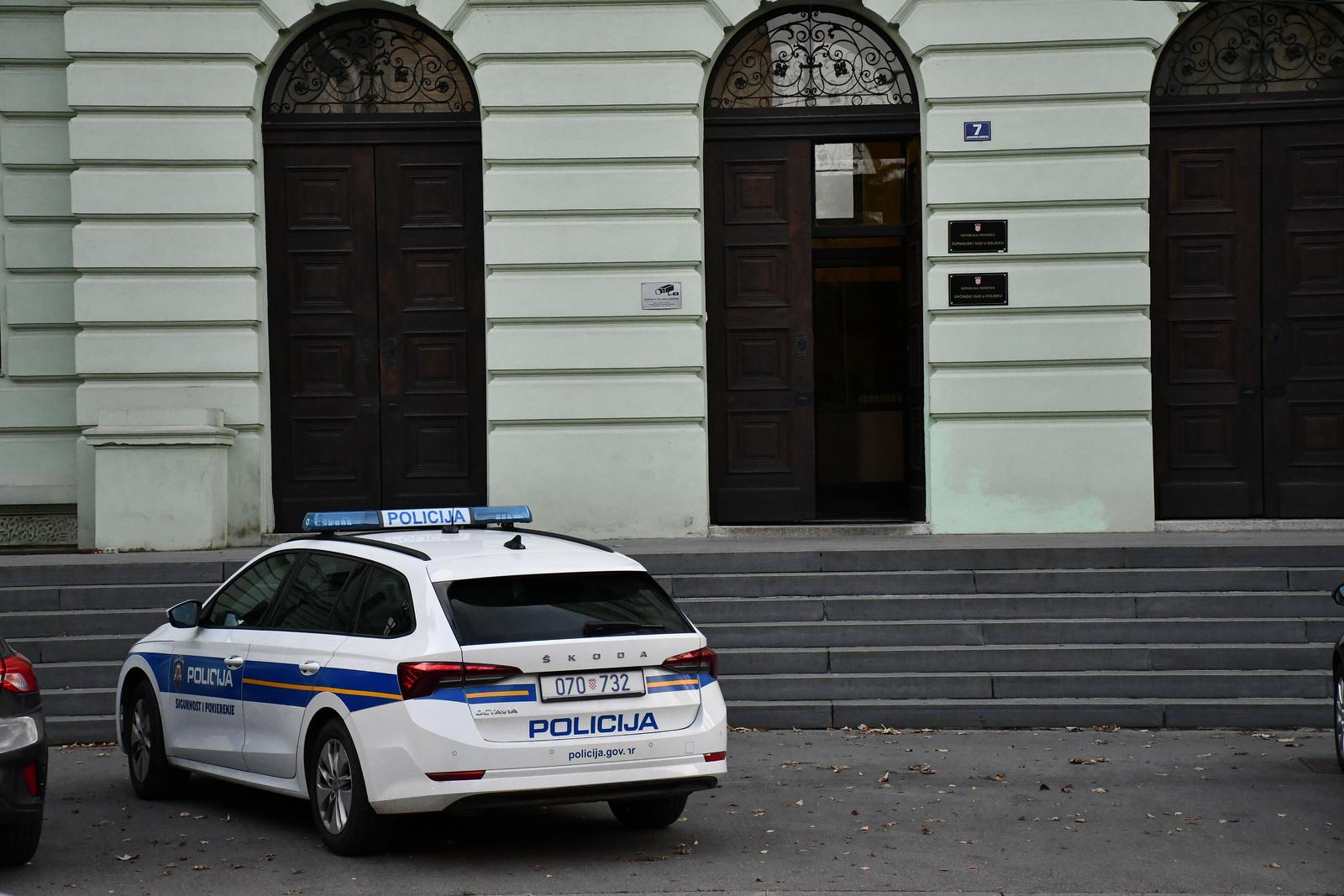 22.09.2023., Osijek - Zfrada Zupanijskog suda u Osijeku gdje je u poslijedpodnevnim satima priveden policajac koji je usmrtio djevojku sluzbenim pistoljem, a za to ga Drzavno odvjetnistvo tereti za ubojstvo. Photo: Ivica Galovic/PIXSELL