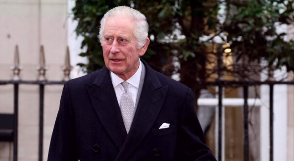 epa11112706 Britain's King Charles III departs the London Clinic In London, Britain, 29 January 2024. King Charles III left hospital following treatment for an enlarged prostate.  EPA/ANDY RAIN