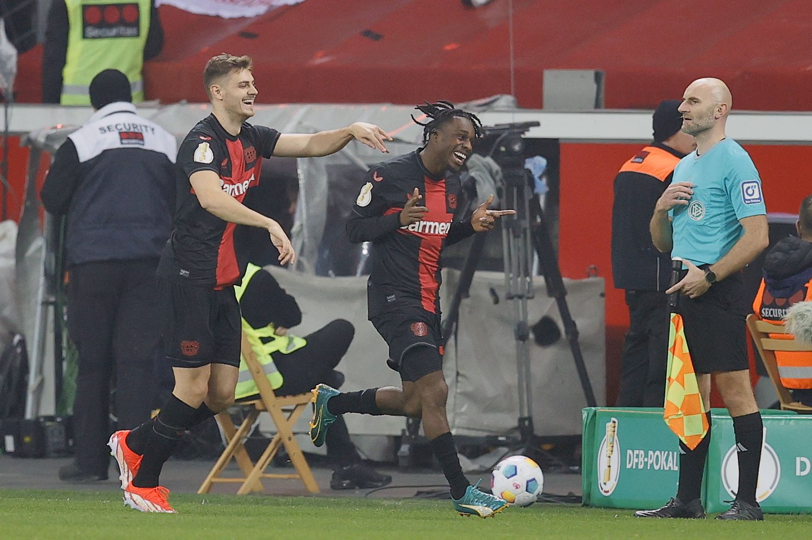 epa11257503 Leverkusen's Jeremie Frimpong (R) celebrates with teammates Josip Stanisic (L) after scoring the 1-0 goal during the German DFB Cup semi-finale soccer match between Bayer 04 Leverkusen and Fortuna Duesseldorf in Leverkusen, Germany, 03 April 2024.  EPA/RONALD WITTEK CONDITIONS - ATTENTION: The DFB regulations prohibit any use of photographs as image sequences and/or quasi-video.