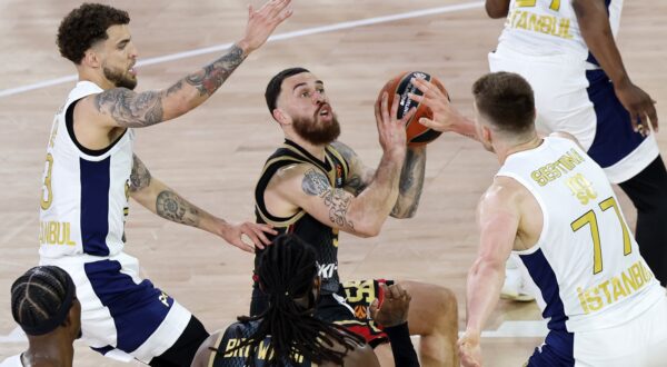 epa11298309 Mike James (C) of AS Monaco and Scottie Wilbekin (L) of Fenerbahce in action during the Euroleague Basketball Playoff Game 1 match between AS Monaco and Fenerbahce Beko Istanbul at the Louis II stadium, in Monaco, 24 April 2024.  EPA/SEBASTIEN NOGIER