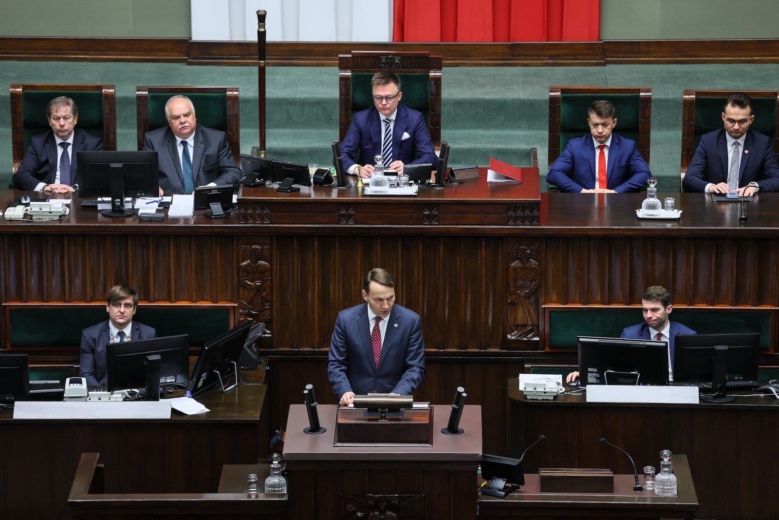 epa11299535 Polish Minister of Foreign Affairs Radoslaw Sikorski (C-front), during his speech at the Sejm in Warsaw, Poland, 25 April 2024. Minister Sikorski presented information on the tasks of Polish foreign policy in 2024.  EPA/Leszek Szymanski POLAND OUT