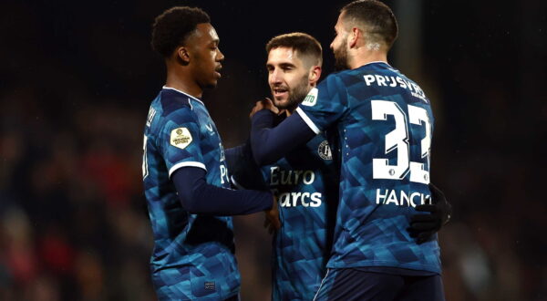 epa11301343 Luka Ivanusec of Feyenoord (C) celebrates scoring the 0-2 goal with his teammates Antoni Milambo (L) and David Hancko (R) during the Dutch Eredivisie match between Go Ahead Eagles and Feyenoord Rotterdam in Deventer, the Netherlands, 25 April 2024.  EPA/VINCENT JANNINK