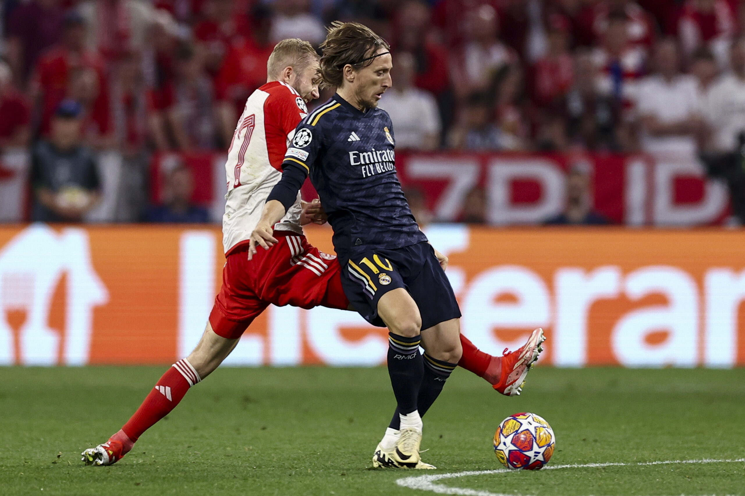 epa11311153 Munich's Konrad Laimer (L) in action against Madrid’s Luka Modric (R) during the UEFA Champions League semi final, 1st leg match between Bayern Munich and Real Madrid in Munich, Germany, 30 April 2024.  EPA/ANNA SZILAGYI