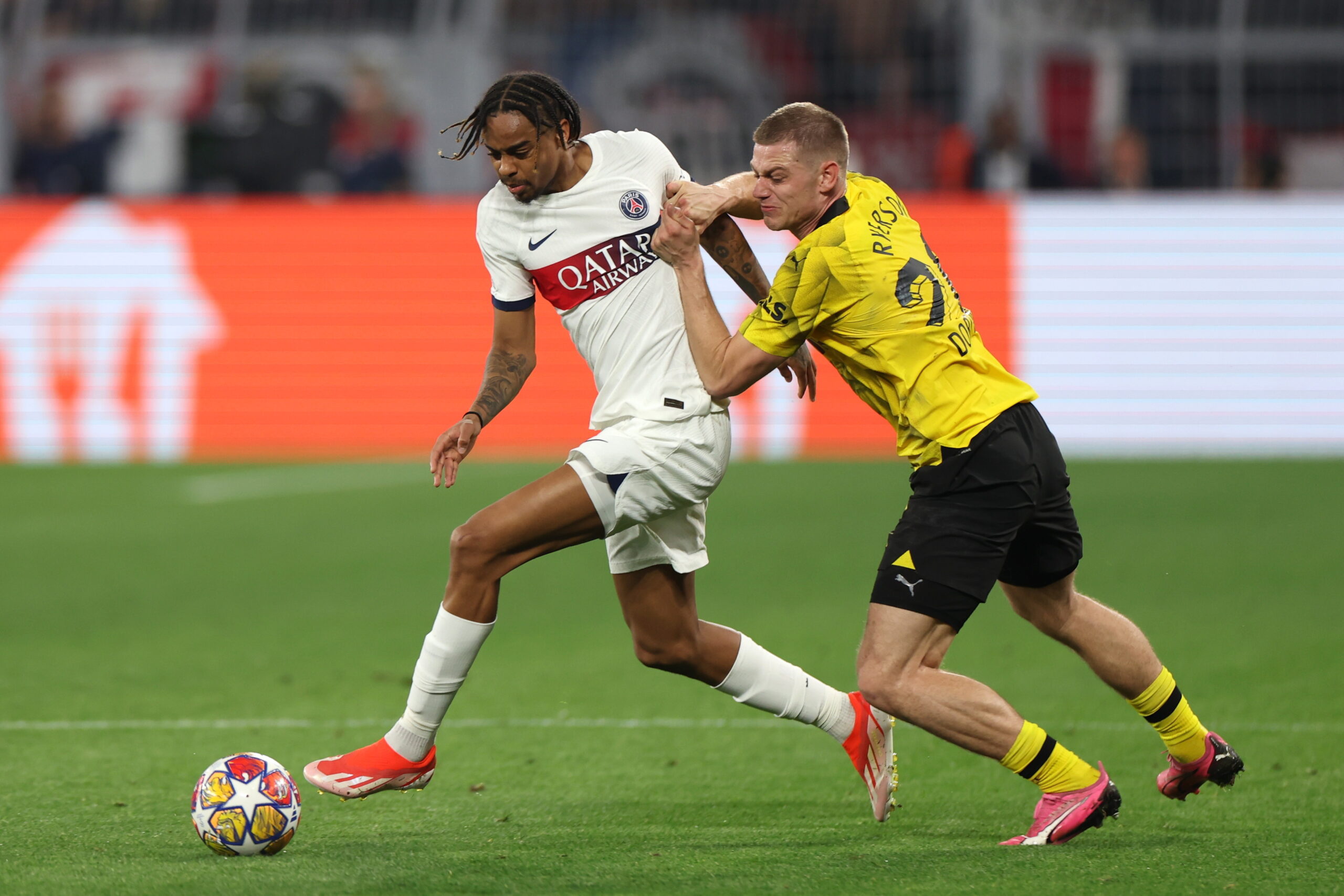 epa11313284 PSG’s Bradley Barcola (L) in action against Dortmund's Julian Ryerson (R) during the UEFA Champions League semi final, 1st leg match between Borussia Dortmund and Paris Saint-Germain in Dortmund, Germany, 01 May 2024.  EPA/CHRISTOPHER NEUNDORF