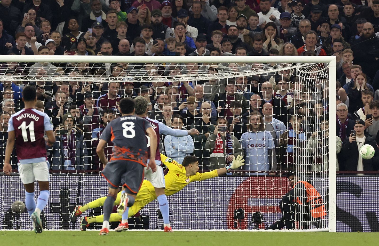 epa11315324 Douglas Luiz (C-R) of Aston Villa fails to convert a penalty against Olympiacos goalkeeper Konstantinos Tzolakis (R) during the UEFA Europa League semi final, 1st leg match between Aston Villa and Olympiacos Piraeus in Birmingham, Britain, 02 May 2024.  EPA/ADAM VAUGHAN