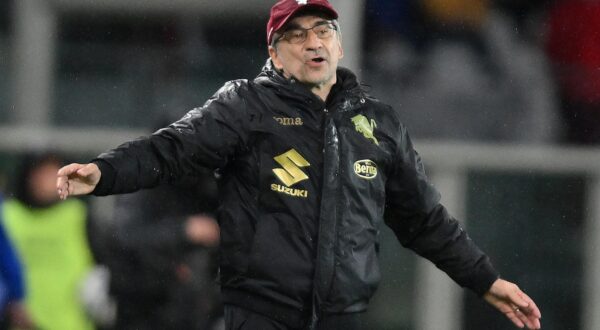 epa11317224 Torino's head coach Ivan Juric gestures  during the Italian Serie A soccer match Torino FC vs Bologna FC at the Olimpico Grande Torino Stadium in Turin, Italy, 03 May 2024.  EPA/Alessandro Di Marco