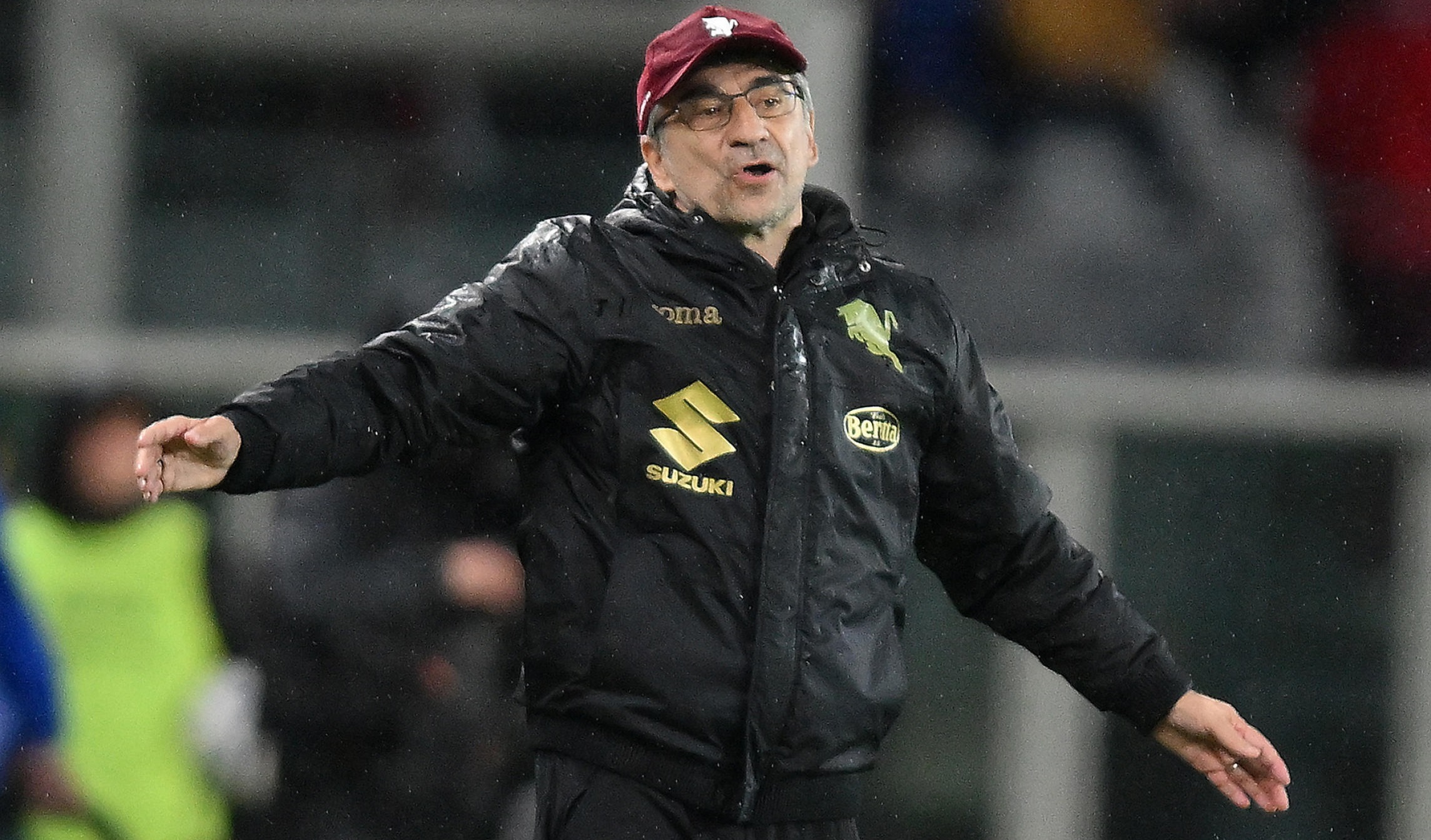 epa11317224 Torino's head coach Ivan Juric gestures  during the Italian Serie A soccer match Torino FC vs Bologna FC at the Olimpico Grande Torino Stadium in Turin, Italy, 03 May 2024.  EPA/Alessandro Di Marco