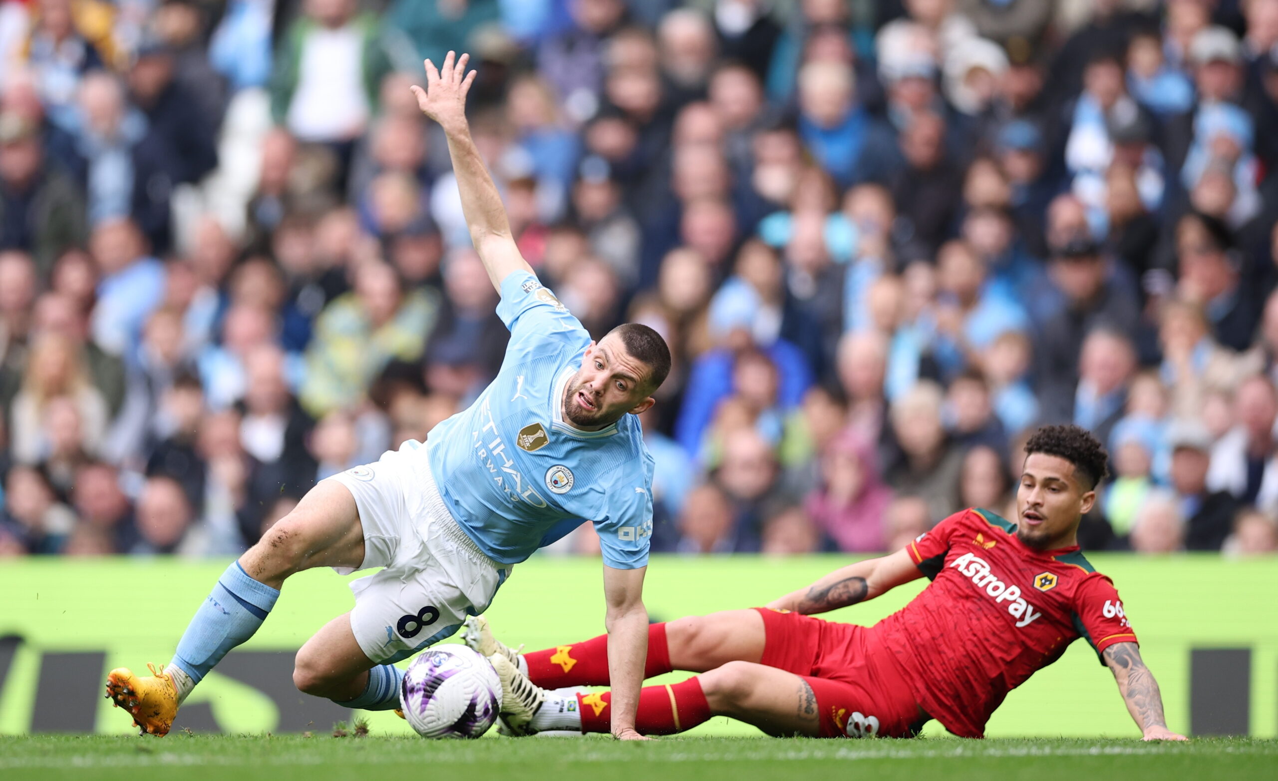 epa11318356 Mateo Kovacic of Manchester City (L) in action against Joao Gomes of Wolverhampton (R) during the English Premier League soccer match between Manchester City and Wolverhampton Wanderers in Manchester, Britain, 04 May 2024.  EPA/ADAM VAUGHAN EDITORIAL USE ONLY. No use with unauthorized audio, video, data, fixture lists, club/league logos or 'live' services. Online in-match use limited to 120 images, no video emulation. No use in betting, games or single club/league/player publications.