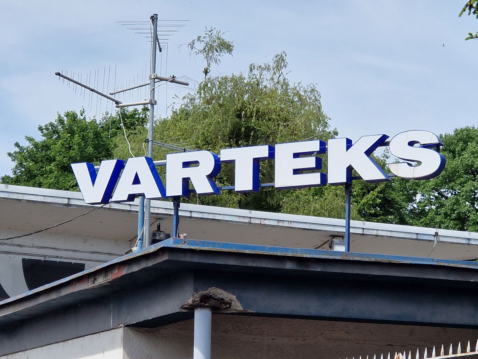 Varaždin, 06.05.2024. - Radnici varaždinske tekstilne tvrtke Varteks od ponedjeljka su u štrajku zbog neisplate plaća dijelom za veljaču te za cijeli ožujak, a na konferenciji za novinare poručili su da će štrajkati sve dok im se plaće ne isplate te da članica Uprave Jelena Bošnjak više ne uživa povjerenje radnika. foto HINA/ Siniša KALAJDŽIJA/ sk