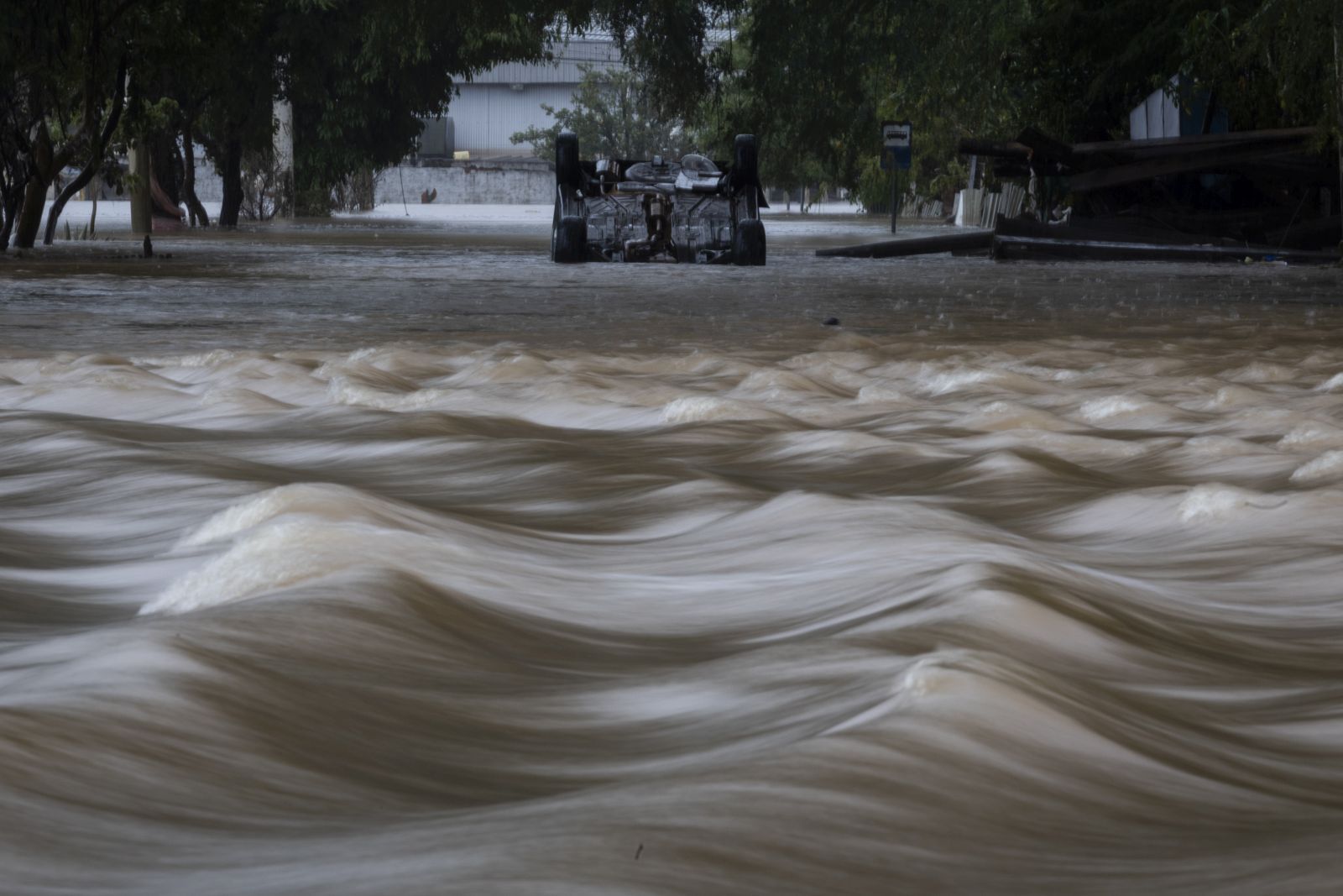 epaselect epa11332372 A view of flood waters affecting a street, due to heavy rains in Eldorado do Sul, metropolitan region of Porto Alegre, Brazil, 10 May 2024. The death toll from the floods that have hit southern Brazil for a week reached 127, and the number of people affected by the flood waters reached almost two million, according to the latest Civil Defense bulletin.  EPA/Isaac Fontana