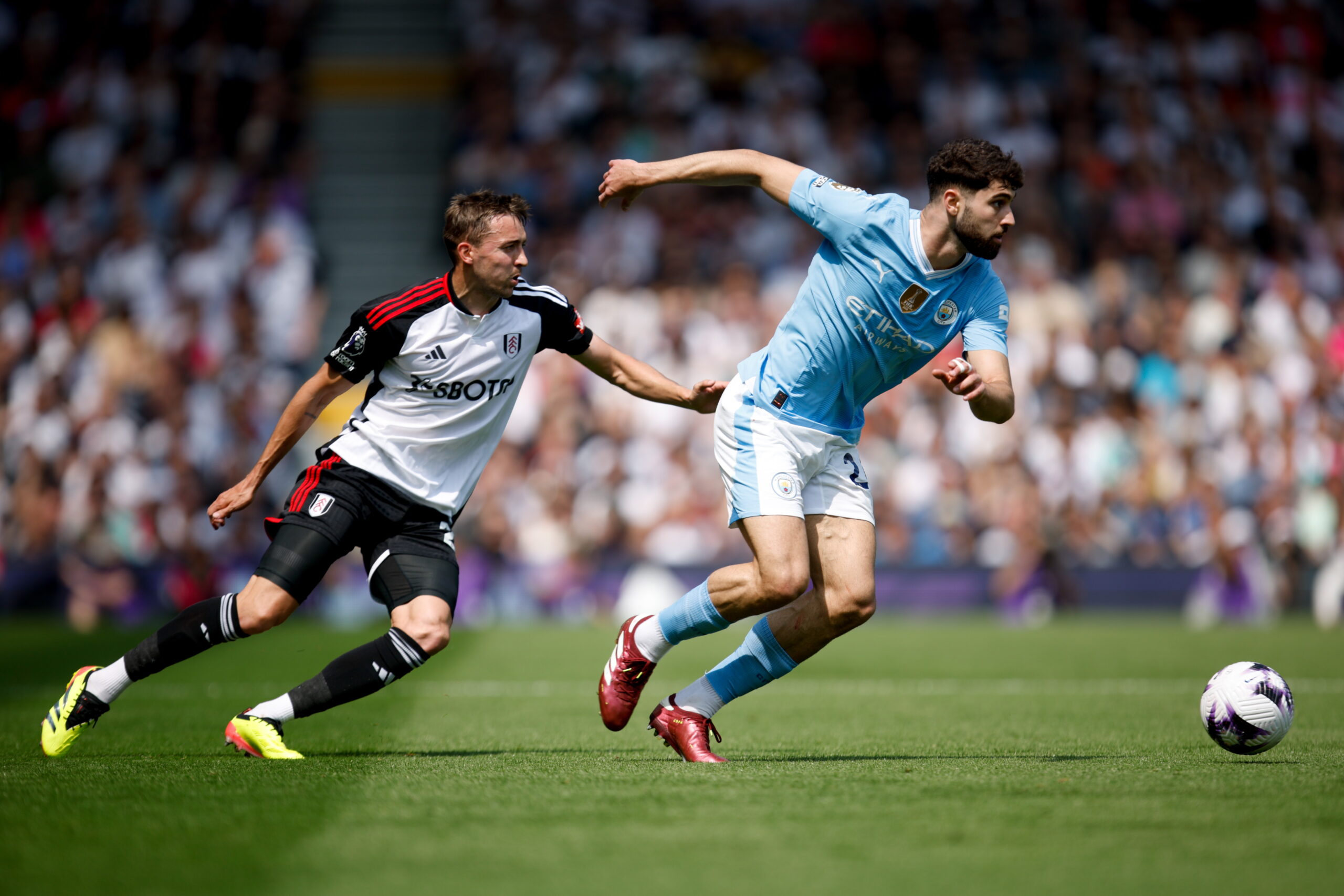 epa11332808 Timothy Castagne of Fulham (L) in action against Josko Gvardiol of Manchester City during the English Premier League soccer match between Fulham and Manchester City in London, Britain, 11 May 2024.  EPA/DAVID CLIFF EDITORIAL USE ONLY. No use with unauthorized audio, video, data, fixture lists, club/league logos, 'live' services or NFTs. Online in-match use limited to 120 images, no video emulation. No use in betting, games or single club/league/player publications.