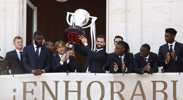 epa11334555 Real Madrid's captain Nacho Fernandez (C) raises the LaLiga trophy as players greet the public from the balcony of Madrid's regional Government headquarters during Real Madrid's LaLiga title celebrations in Madrid, Spain, 12 May 2024.  EPA/Daniel Gonzalez