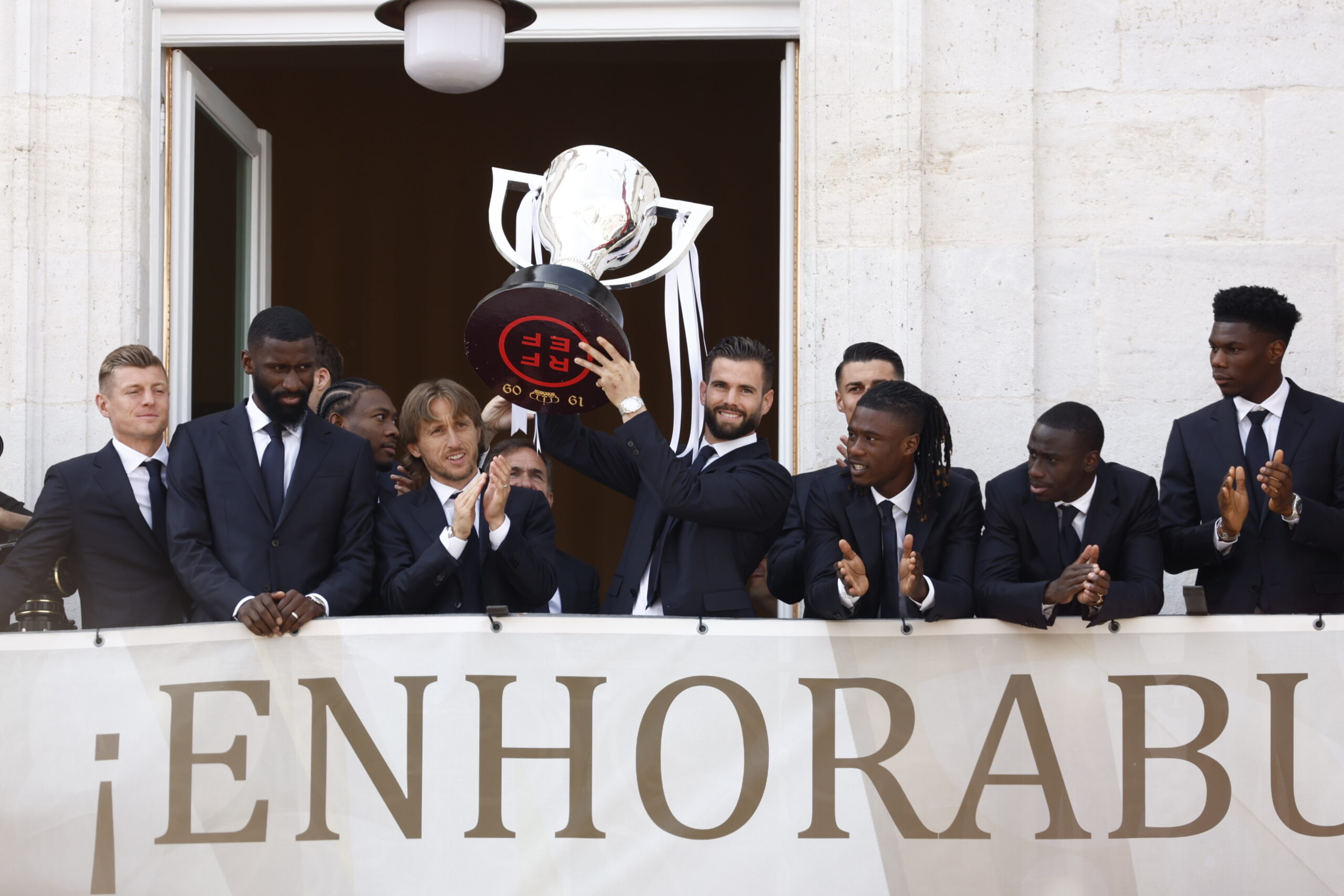 epa11334555 Real Madrid's captain Nacho Fernandez (C) raises the LaLiga trophy as players greet the public from the balcony of Madrid's regional Government headquarters during Real Madrid's LaLiga title celebrations in Madrid, Spain, 12 May 2024.  EPA/Daniel Gonzalez