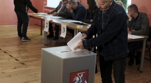 epa11335245 A man casts his vote in polling station during presidental elections in Vilnius, Lithuania, 12 May 2024. Lithuanians are voting in the presidential election, in which eight candidates are running for the post, including incumbent President Gitanas Nauseda. A second round will be held on 26 May if no candidate receives an absolute majority of votes in the first round.  EPA/VALDA KALNINA