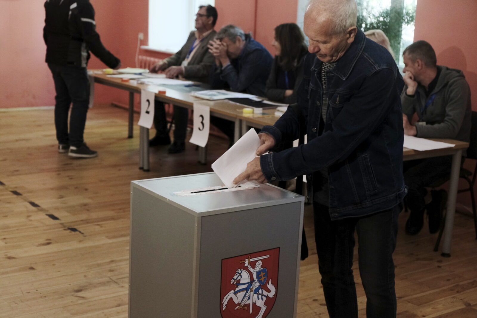 epa11335245 A man casts his vote in polling station during presidental elections in Vilnius, Lithuania, 12 May 2024. Lithuanians are voting in the presidential election, in which eight candidates are running for the post, including incumbent President Gitanas Nauseda. A second round will be held on 26 May if no candidate receives an absolute majority of votes in the first round.  EPA/VALDA KALNINA