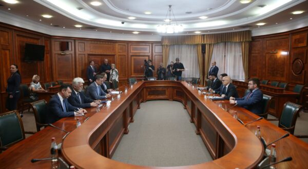 epa11336735 Serbian Prime Minister Milos Vucevic (2-R) talks with Ukrainian Foreign Minister Dmytro Kuleba (3-L) during their meeting in Belgrade, Serbia, 13 May 2024. The Ukrainian foreign minister is on an official visit to Serbia.  EPA/ANDREJ CUKIC