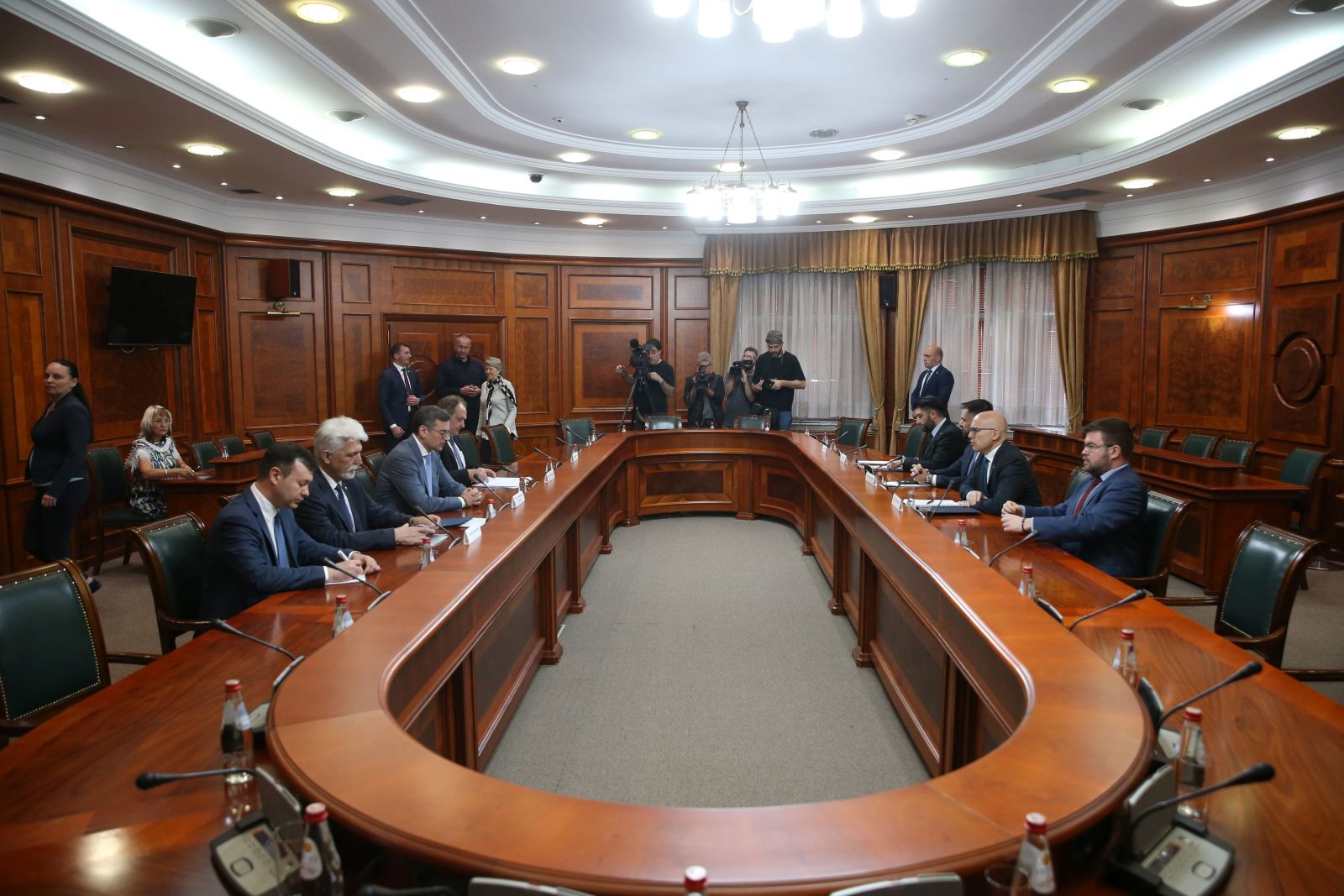 epa11336735 Serbian Prime Minister Milos Vucevic (2-R) talks with Ukrainian Foreign Minister Dmytro Kuleba (3-L) during their meeting in Belgrade, Serbia, 13 May 2024. The Ukrainian foreign minister is on an official visit to Serbia.  EPA/ANDREJ CUKIC