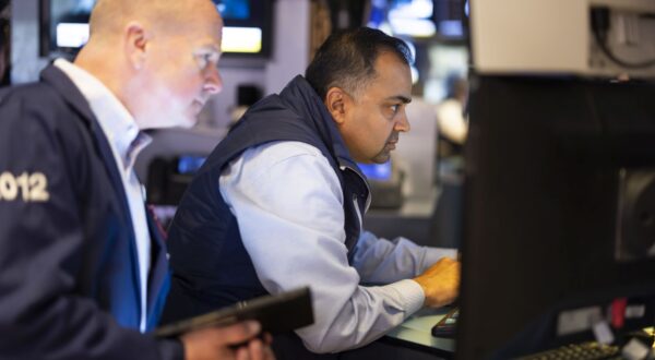 epa11348077 Traders work on the floor as the Dow Jones industrial average again edged toward trading above 40,000 at the New York Stock Exchange in New York, New York, USA, 17 May 2024.  EPA/JUSTIN LANE