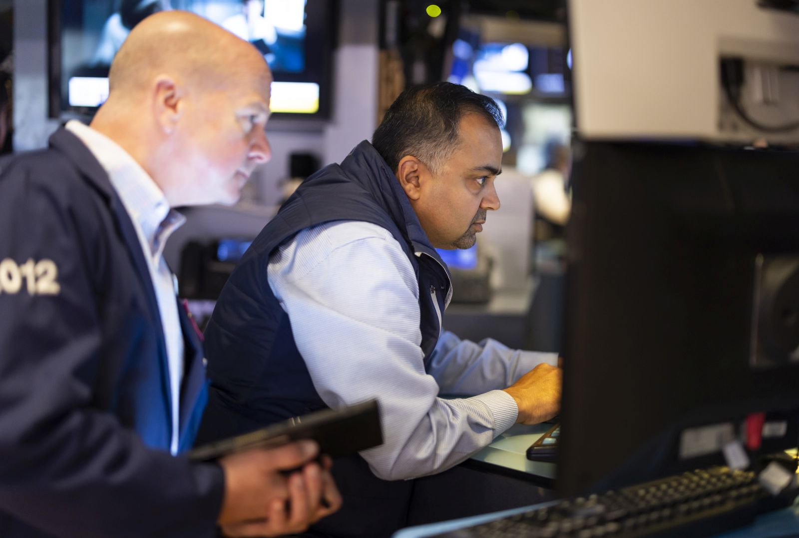 epa11348077 Traders work on the floor as the Dow Jones industrial average again edged toward trading above 40,000 at the New York Stock Exchange in New York, New York, USA, 17 May 2024.  EPA/JUSTIN LANE