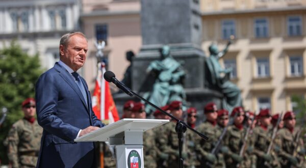 epa11349933 Polish Prime Minister Donald Tusk speaks during a ceremony to mark the 80th anniversary of the 'Battle of Monte Cassino' at the Main Market Square, Krakow, southern Poland, 18 May 2024. The Battle of Monte Cassino, also called the 'Battle of Rome', was a series of four military assaults from February to 18 May 1944 by the Allied Forces against Nazi-German forces in Italy during the Italian Campaign of World War II, in which soldiers from the Polish II Corps launched one of the final assaults on 16 May 1944.  EPA/ART SERVICE POLAND OUT