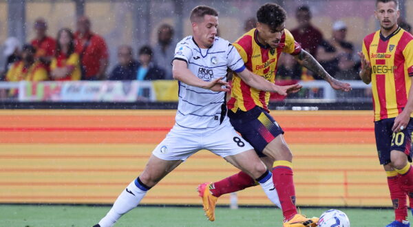 epa11351130 Lecce's Valentin Gendrey (R) and Atalanta's Mario Pasalic (L) in action during the Italian Serie A soccer match of US Lecce against Atalanta BC in Lecce, Italy, 18 May 2024.  EPA/ABBONDANZA SCURO LEZZI