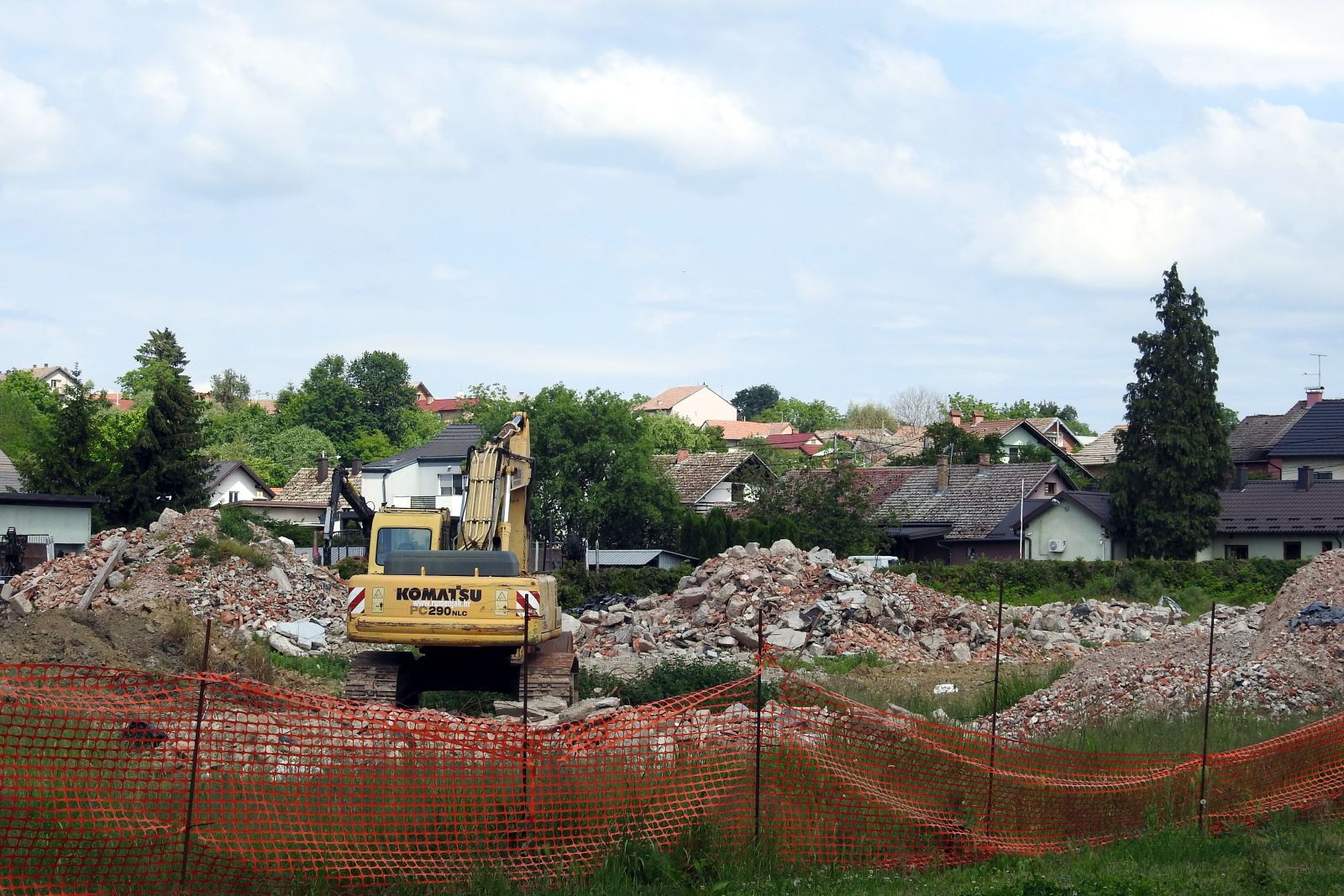 Kutina, 19.05.2024 - Promet u Kutini godinama je zaguen jer se sreditem grada protee dionica dravne ceste DC-45, ove godine trebalo je ureðenjem krunog toka smanjiti nesnosne guve, no pripremni radovi su stali, a umjesto krunog toka graðani gledaju naputeno gradilite. Na slici gradilite buduæeg novog trgovaèkog centra. foto HINA/ Nikola BLAEKOVIÆ/ ik