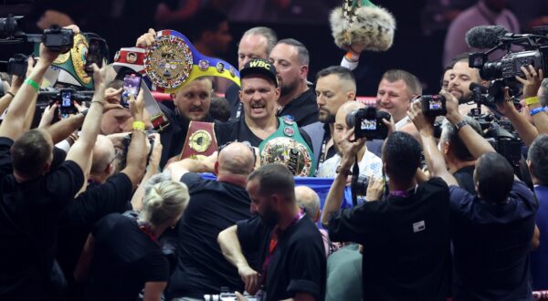 epa11351889 Oleksandr Usyk of Ukraine poses with the Undisputed Heavyweight title belt after winning against Britain's Tyson Fury in Riyadh, Saudi Arabia, 18 May 2024.  EPA/ALI HAIDER