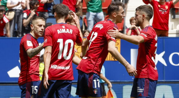 epa11368351 Osasuna´s Ante Budimir (2R), celebrates after scoring during the Spanish LaLiga soccer match between Osasuna and Villarreal, at El Sadar stadium in Pamplona, (Navarra), Spain, 25 May 2024.  EPA/Villar Lopez