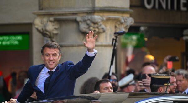 epa11375405 French President Emmanuel Macron (L) waves as he leaves the historical city hall on the third day of his state visit to Germany, in Muenster, Germany, 28 May 2024. Macron is on a three-day visit to Germany with stops in Berlin, Dresden, Moritzburg and Muenster. He will return to Berlin to take part in a gathering of the French and German governments at Meseberg Palace later on 28 May.  EPA/SASCHA SCHUERMANN / POOL