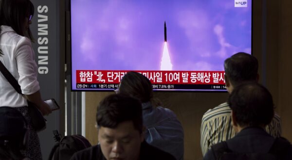 epaselect epa11378591 epa11378570 People watch a news segment on North Korea, at a station in Seoul, South Korea, 30 May 2024. According to South Korea's Joint Chiefs of Staff (JCS), North Korea launched several ballistic missiles into the East Sea on 30 May.  EPA/JEON HEON-KYUN  EPA-EFE/JEON HEON-KYUN ALTERNATE TONING AND CROP