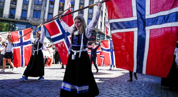 epa11347509 Children parade as Norway marks Constitution Day in Oslo, Norway, 17 May 2024. Constitution Day is observed in Norway annually on 17 May to celebrate the constitution signing in 1814.  EPA/Javad Parsa  NORWAY OUT