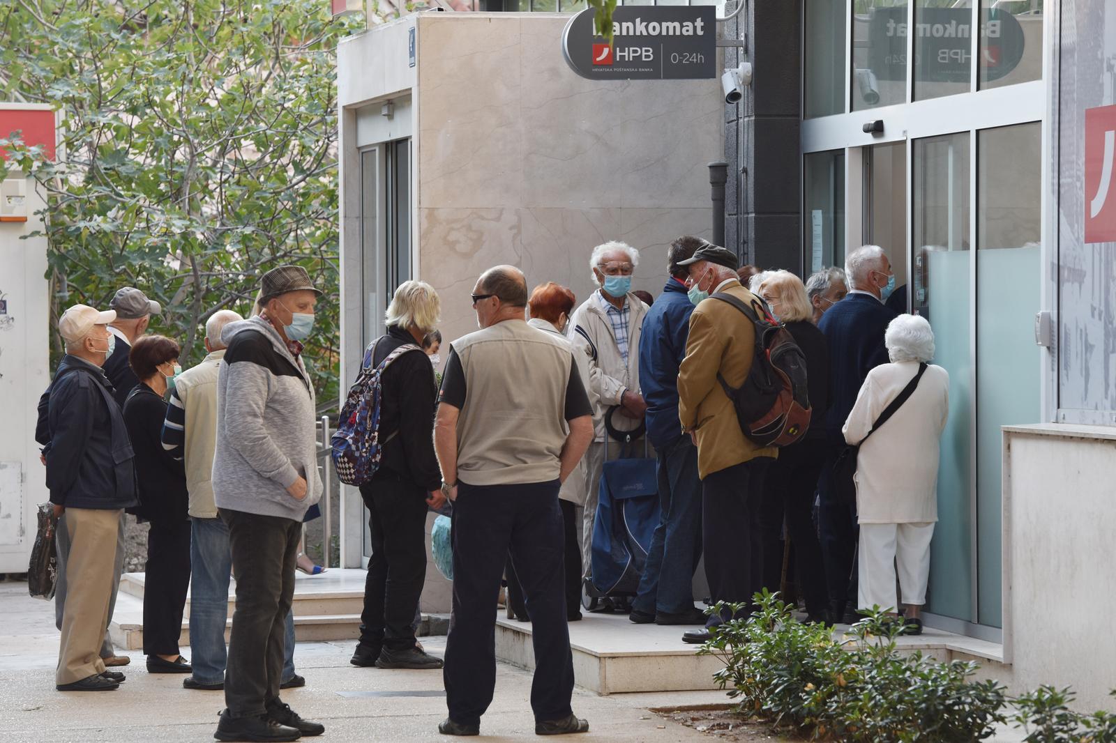 01.10.2020., Sibenik - Pocetkom mjeseca stvaraju se velike guzve ispred banaka zbog isplate mirovina.rPhoto: Hrvoje Jelavic/PIXSELL